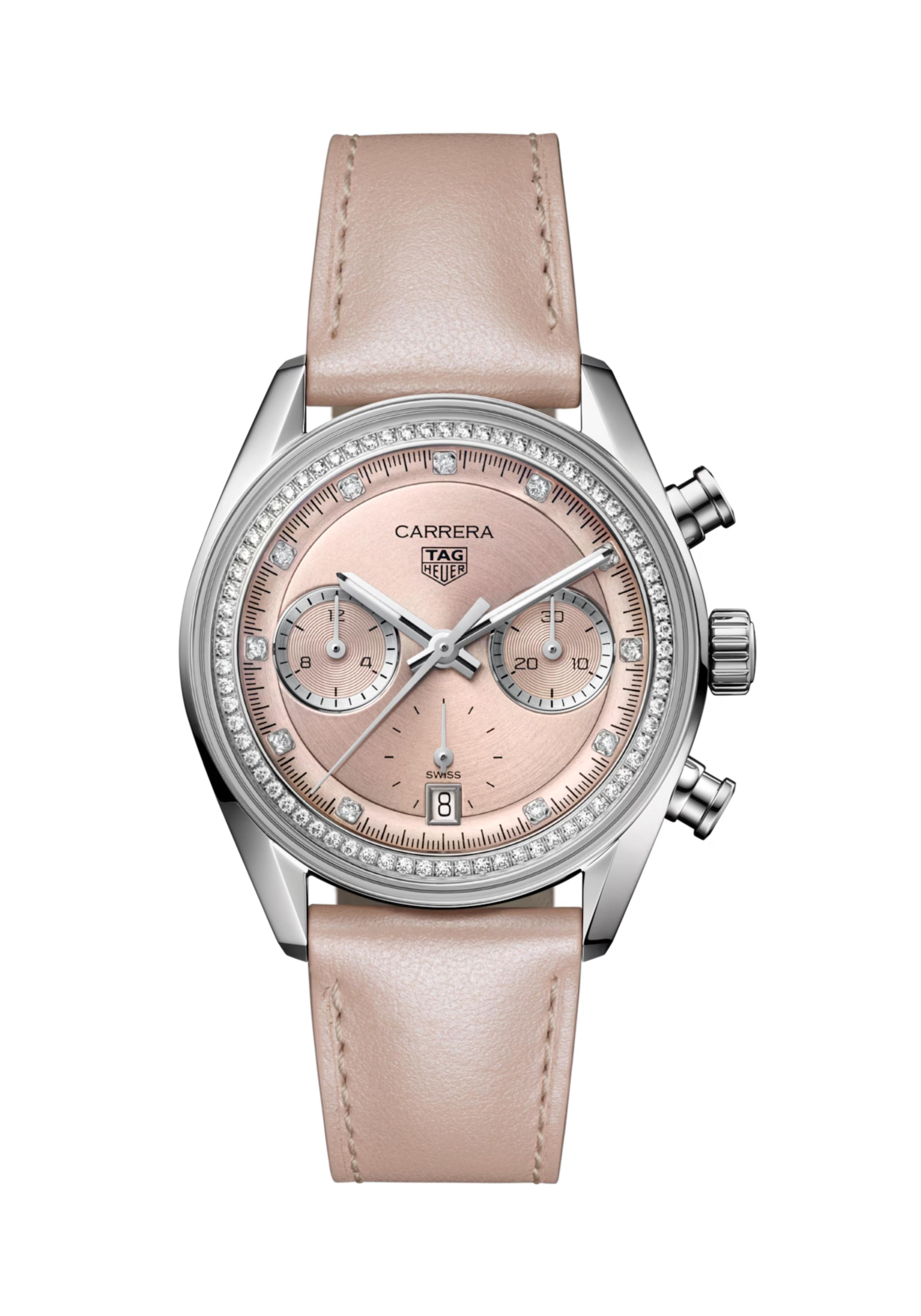 Dit TAG Heuer horloge behoort tot de Carrera collectie.
Referentienummer: CBS2215.FC6568

In de 39mm edelstalen kast huist het automatische TH20-00 uurwerk met een gangreserve van 80 uur. 
Met zijn silhouet vangt dit TAG Heuer Carrera uurwerk chronograaf de essentie van vrouwelijkheid en race spirit. Met een zachtroze wijzerplaat, afgezet tegen de schittering van diamanten, straalt het een luxueuze, sportieve esthetiek uit. 
De subtiele, poederroze wijzerplaat is gedetailleerd met een met 72 diamanten gezette flange en met chaton gezette diamanten indexen en biedt een delicate maar nauwkeurige tijdwaarneming.
De randloze constructie en de koepelvormige glass box van saffierglas, omhuld door een kast van fijn geborsteld, gepolijst staal, combineren klassieke elegantie met eigentijdse veerkracht.
In combinatie met een rozee kalfsleren band met een gepolijste stalen vouwsluiting straalt dit prestigieuze horloge een gevoel van verfijnde sportiviteit uit.


Uw TAG Heuer horloge is 24 maanden na aankoop beschermd onder fabricage garantie. De duur van de garantieperiode van 2 jaar kan worden verlengd naar 5 jaar. Om dit te doen, nodigen wij u uit om een account aan te maken of in te loggen op uw MyTAGHeuer online account en vervolgens uw horloge te registreren. U ontvangt dan een gratis garantieverlenging van 3 jaar.