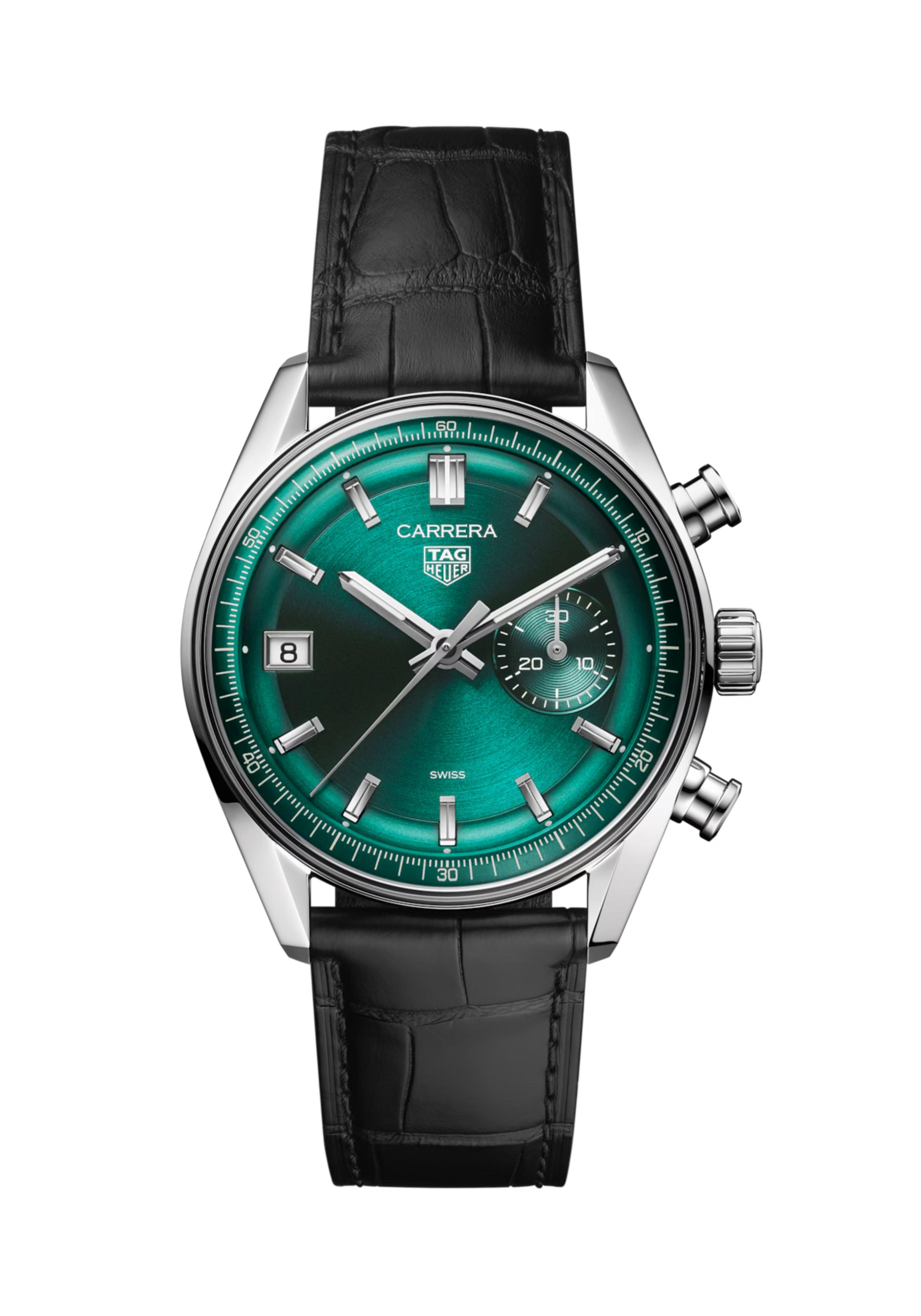 Dit TAG Heuer horloge behoort tot de Carrera collectie.
Referentienummer: CBS2211.FC6545

Erfgoed krijft een eigentijds tintje in deze 39mm TAG Heuer Carrera-chronograaf, die de gedurfde geest van het 60-jarig jubileum van de collectie weerspiegelt. De wijzerplaat is een eerbetoon aan het iconische 'DATO'-ontwerp.

Deze TAG Heuer Carrera heeft een blauwgroene cirkelvormige geborstelde wijzerplaat met chronograafteller van één minuut op 3 uur, en een schuin datumvenster op 9 uur. Dit levert een puur en uiterst leesbare display op. 
De slanke roestvrijstalen kast is waterbestendig tot 100 meter en vindt een perfecte metgezel in de luxe zwarte alligatorleren band.

Het automatische uurwerk wordt aangedreven door het nieuwe interne TH20-07 chronograafuurwerk. Dit uurwerk is een naadloze mix van het legendarische verleden van het Maison en de innovatieve toekomst. Het nieuwe uurwerk biedt een gangreserve van 80 uur.

Uw TAG Heuer horloge is 24 maanden na aankoop beschermd onder fabricage garantie. De duur van de garantieperiode van 2 jaar kan worden verlengd naar 5 jaar. Om dit te doen, nodigen wij u uit om een account aan te maken of in te loggen op uw MyTAGHeuer online account en vervolgens uw horloge te registreren. U ontvangt dan een gratis garantieverlenging van 3 jaar.