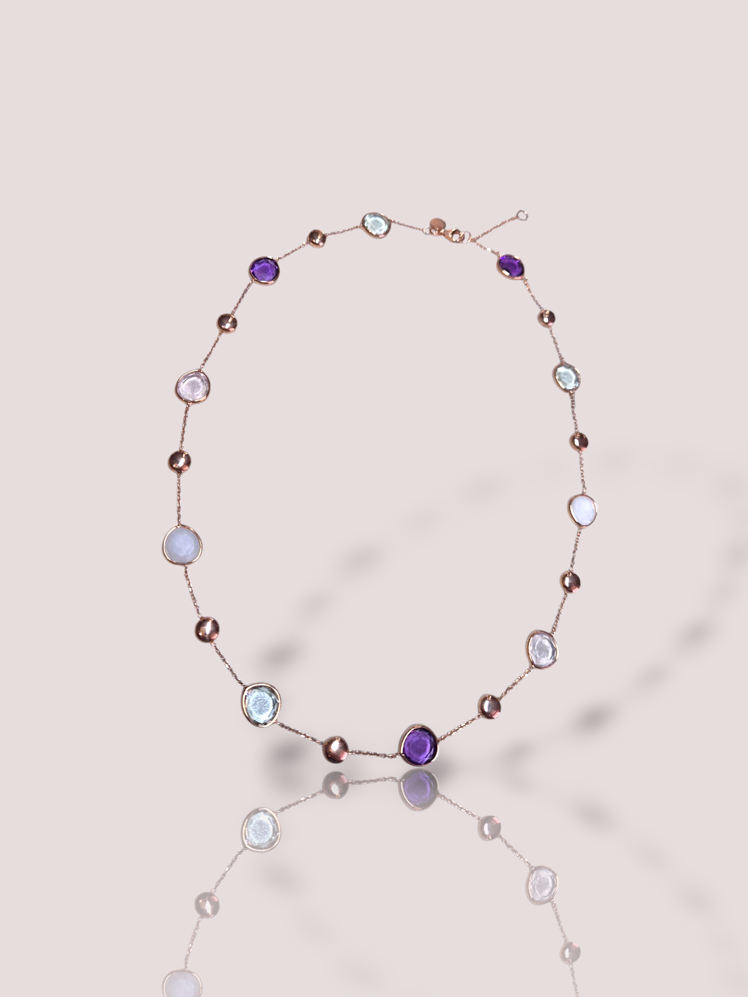 Het House of Bruens 14k roségouden collier met amethist en quartz, straalt elegantie uit. Dit sieraad combineert de warme tinten van roségoud met de diepere tinten van amethist en de helderheid van quartz. Perfect te dragen bij zowel formele als informele gelegenheden voor een verfijnde uitstraling. Voeg tijdloze klasse toe aan elke outfit.

Dit collier hebben wij tevens in de collectie met bijpassende oorbellen en bijpassende armband. Het collier weegt in totaal 10,9 gram.