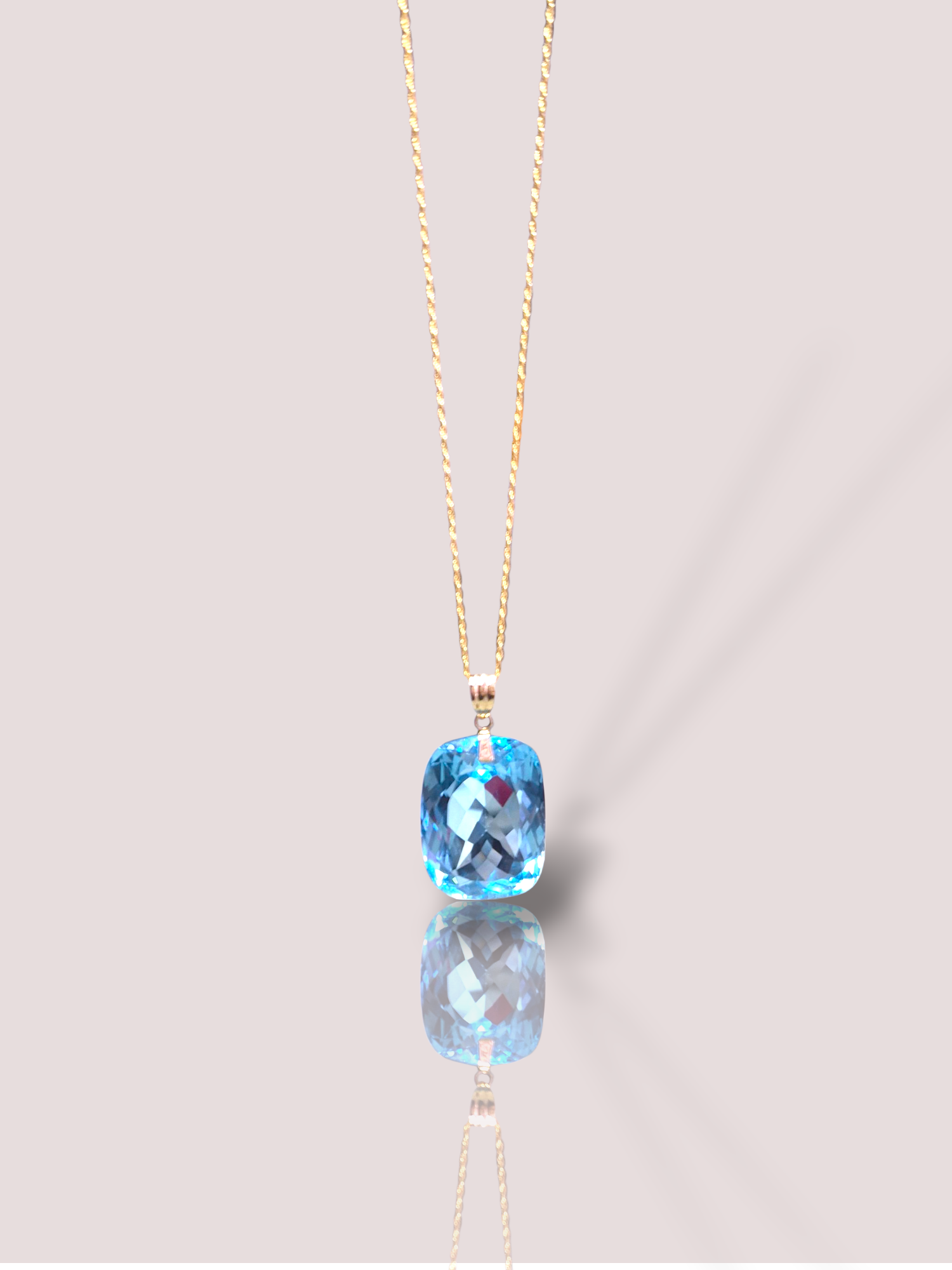 Deze Vintage 18k geel gouden hanger met Swiss Blue Topaas, is een elegant juweel. Met zijn betoverende blauwe steen straalt deze hanger luxe uit. Deze tijdloze hanger is perfect te dragen aan een fijne gouden ketting voor zowel dagelijkse elegantie als speciale gelegenheden. Voeg een vleugje verfijning toe aan elke outfit met deze prachtige hanger.

De afmeting van de hanger is 2,5 x 2 cm.