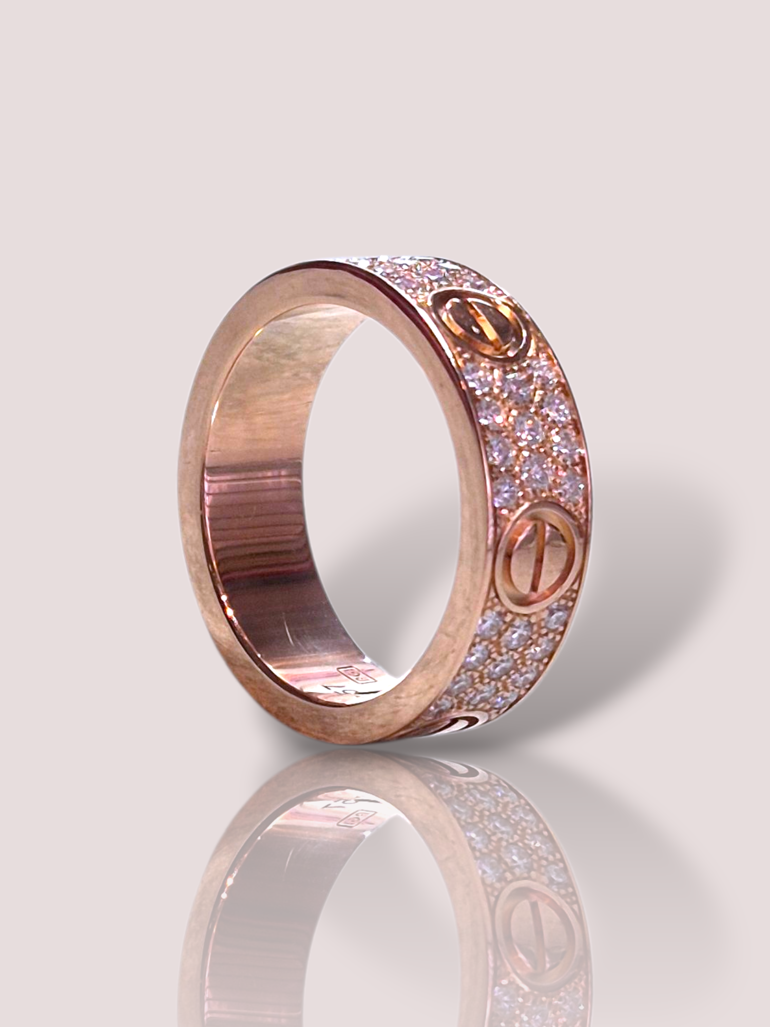 Deze Vintage Cartier Love ring met diamanten, is een luxe sieraad binnen de categorie ringen. Deze iconische ring, bezet met fonkelende diamanten, symboliseert eeuwige liefde en verbondenheid. Draag het als statement piece aan uw ringvinger of mix en match met andere sieraden voor een stijlvolle, gelaagde look. Perfect voor elke speciale gelegenheid.

De ring bevat 66 diamanten en is voorzien van de Cartier gravures aan de binnenzijde.