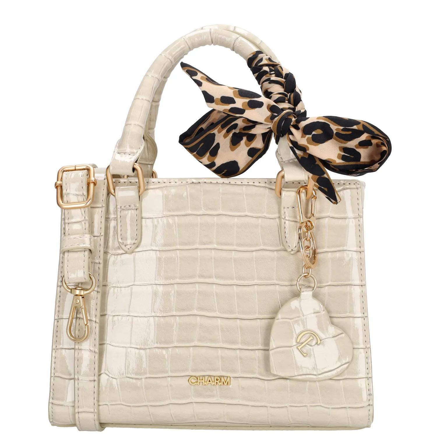 De Charm London Knightsbridge Handtas is een elegante en vrouwelijke tas met een glanzende laklook in croco-reliëf. Dankzij de twee stevige handvatten draag je deze tas comfortabel in de hand of over de arm. Het stijlvolle design maakt de tas perfect voor zowel dagelijks gebruik als speciale gelegenheden.

De tas sluit met een ritssluiting en heeft aan de binnenkant een ritsvak en een telefoonvak voor een overzichtelijke indeling. Je kunt de tas ook als schoudertas dragen dankzij de verstelbare en afneembare schouderband. De goudkleurige details zorgen voor een luxe uitstraling. Als extra detail is de tas afgewerkt met een hartvormige hanger met spiegeltje en een decoratief sjaaltje dat je op verschillende manieren kunt dragen.

Kenmerken:

Laklook met croco-reliëf

Ritssluiting

Twee handvatten

Ritsvak en telefoonvak aan de binnenkant

Verstelbare en afneembare schouderband

Goudkleurige details

Inclusief hartvormige hanger met spiegel

Decoratief sjaaltje, op meerdere manieren te dragen