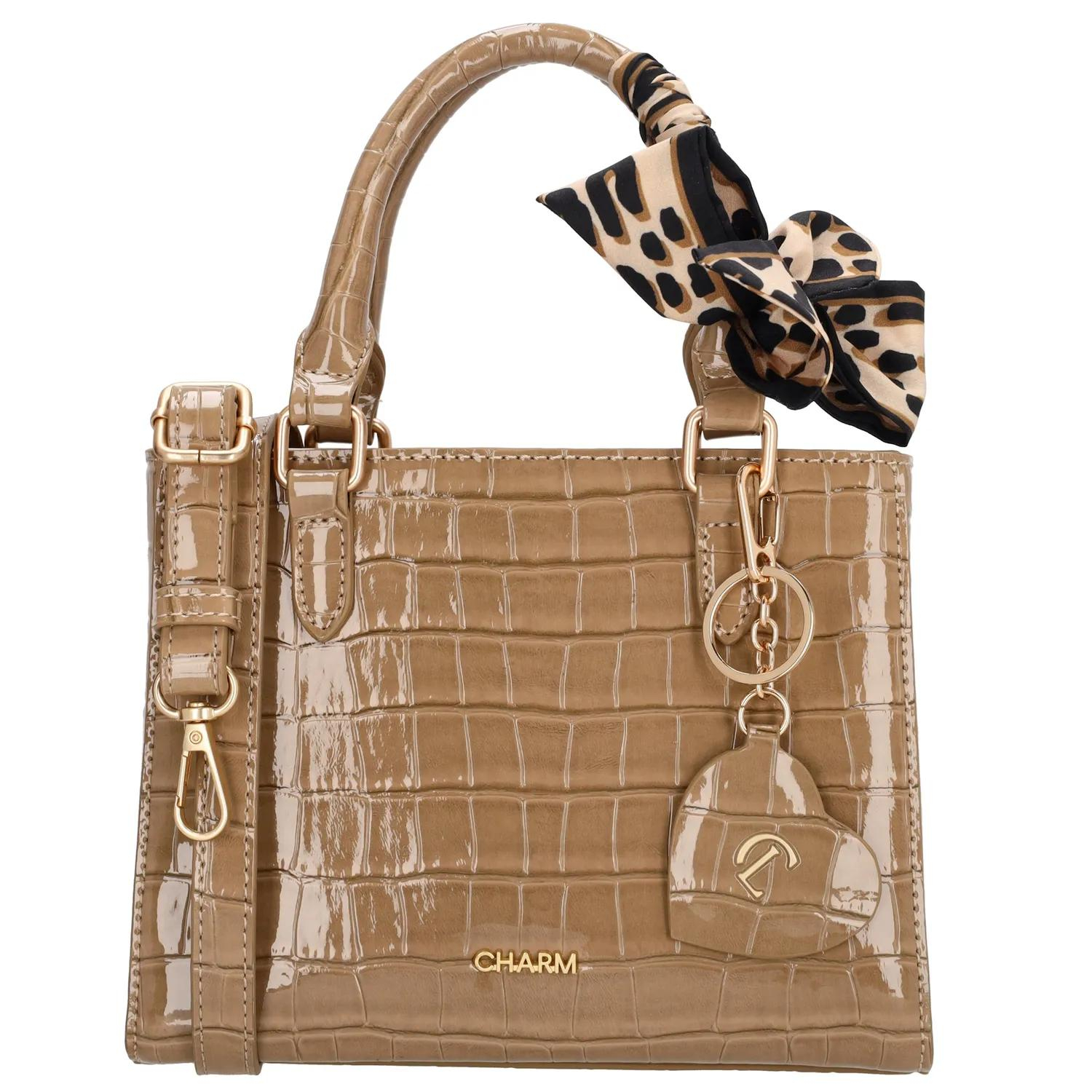 De Charm London Knightsbridge Handtas is een elegante en vrouwelijke tas met een glanzende laklook in croco-reliëf. Dankzij de twee stevige handvatten draag je deze tas comfortabel in de hand of over de arm. Het stijlvolle design maakt de tas perfect voor zowel dagelijks gebruik als speciale gelegenheden.

De tas sluit met een ritssluiting en heeft aan de binnenkant een ritsvak en een telefoonvak voor een overzichtelijke indeling. Je kunt de tas ook als schoudertas dragen dankzij de verstelbare en afneembare schouderband. De goudkleurige details zorgen voor een luxe uitstraling. Als extra detail is de tas afgewerkt met een hartvormige hanger met spiegeltje en een decoratief sjaaltje dat je op verschillende manieren kunt dragen.

Kenmerken:

Laklook met croco-reliëf

Ritssluiting

Twee handvatten

Ritsvak en telefoonvak aan de binnenkant

Verstelbare en afneembare schouderband

Goudkleurige details

Inclusief hartvormige hanger met spiegel

Decoratief sjaaltje, op meerdere manieren te dragen