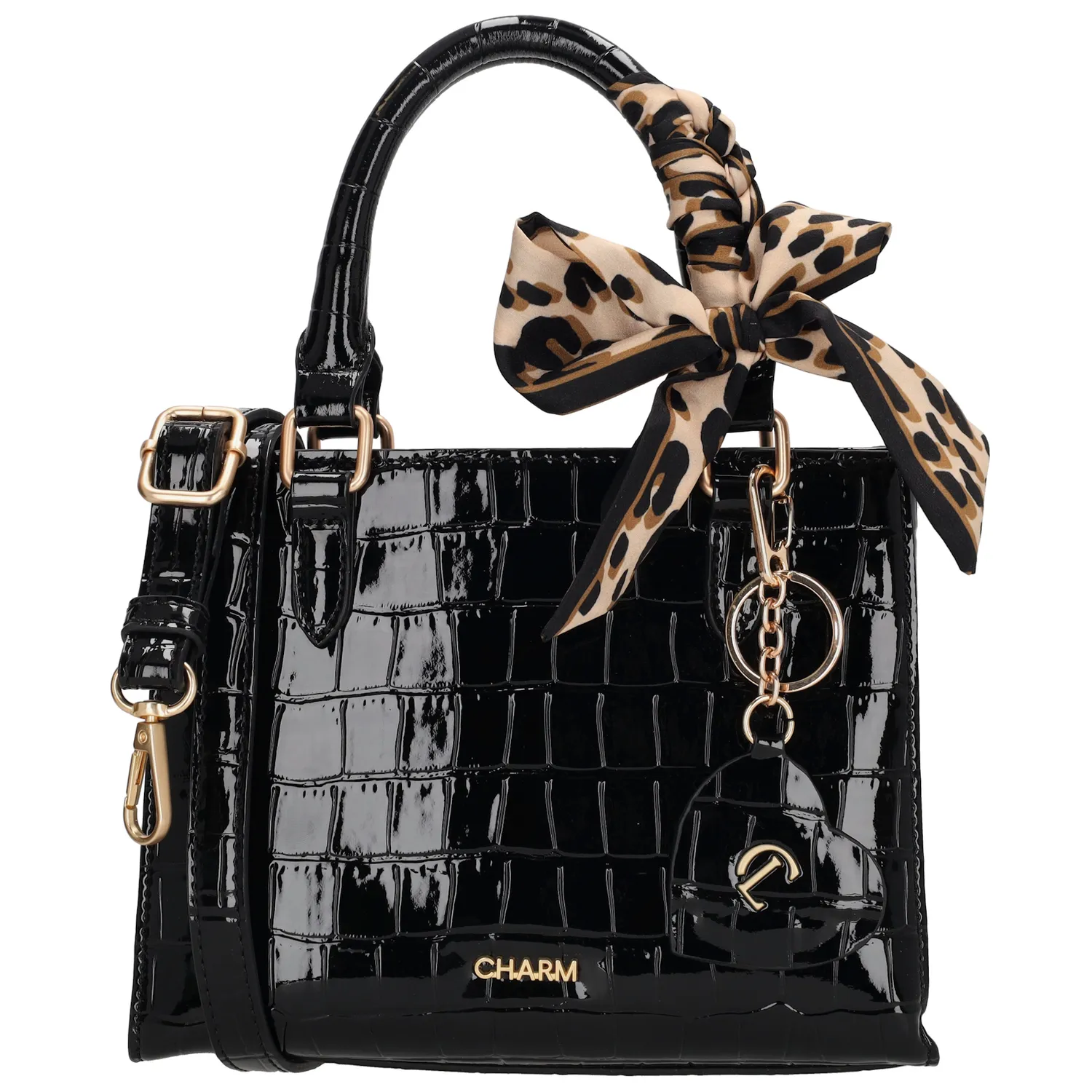 De Charm London Knightsbridge Handtas is een elegante en vrouwelijke tas met een glanzende laklook in croco-reliëf. Dankzij de twee stevige handvatten draag je deze tas comfortabel in de hand of over de arm. Het stijlvolle design maakt de tas perfect voor zowel dagelijks gebruik als speciale gelegenheden.

De tas sluit met een ritssluiting en heeft aan de binnenkant een ritsvak en een telefoonvak voor een overzichtelijke indeling. Je kunt de tas ook als schoudertas dragen dankzij de verstelbare en afneembare schouderband. De goudkleurige details zorgen voor een luxe uitstraling. Als extra detail is de tas afgewerkt met een hartvormige hanger met spiegeltje en een decoratief sjaaltje dat je op verschillende manieren kunt dragen.

Kenmerken:

Laklook met croco-reliëf

Ritssluiting

Twee handvatten

Ritsvak en telefoonvak aan de binnenkant

Verstelbare en afneembare schouderband

Goudkleurige details

Inclusief hartvormige hanger met spiegel

Decoratief sjaaltje, op meerdere manieren te dragen