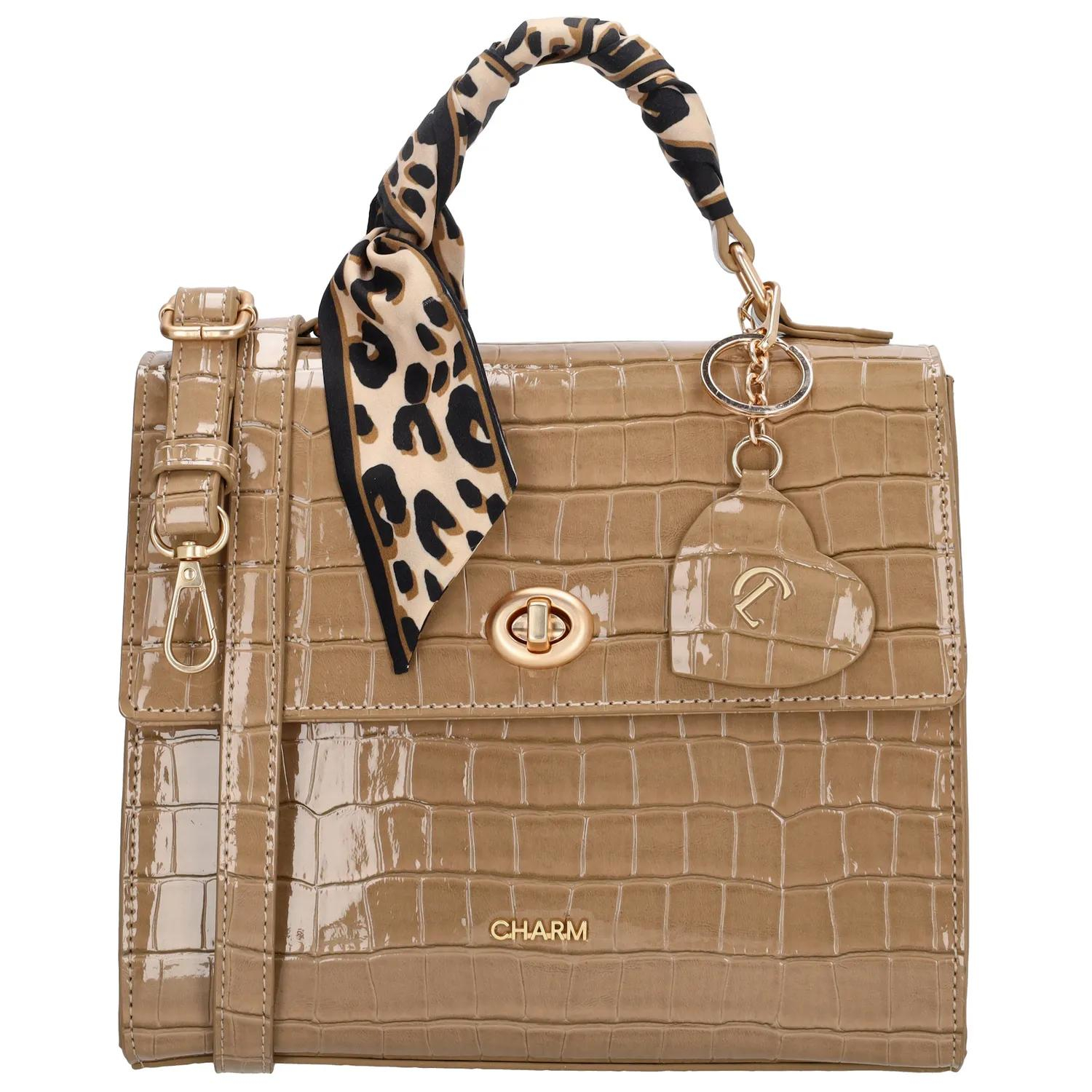 De Charm London Knightsbridge Handtas is een stijlvolle handtas met een glanzende croco laklook en verfijnde details. Dankzij het compacte ontwerp en de elegante afwerking is deze tas perfect voor een dagje uit of een diner in stijl.

De tas sluit met een ritssluiting en een overslag met kliksluiting, zodat je spullen veilig opgeborgen zijn. Aan de binnenkant vind je een ritsvak en een telefoonvak om alles overzichtelijk mee te nemen. Het handvat ligt prettig in de hand en geeft de tas een klassieke uitstraling.

Als speelse touch is de tas afgewerkt met een hartvormige sleutelhanger met spiegeltje en een decoratief sjaaltje dat je op meerdere manieren kunt dragen.

Kenmerken:

Croco laklook met overslag en kliksluiting

Ritssluiting voor extra veiligheid

Ritsvak en telefoonvak aan de binnenkant

Stevig handvat

Hartvormige sleutelhanger met spiegel

Inclusief sjaaltje, op verschillende manieren te dragen