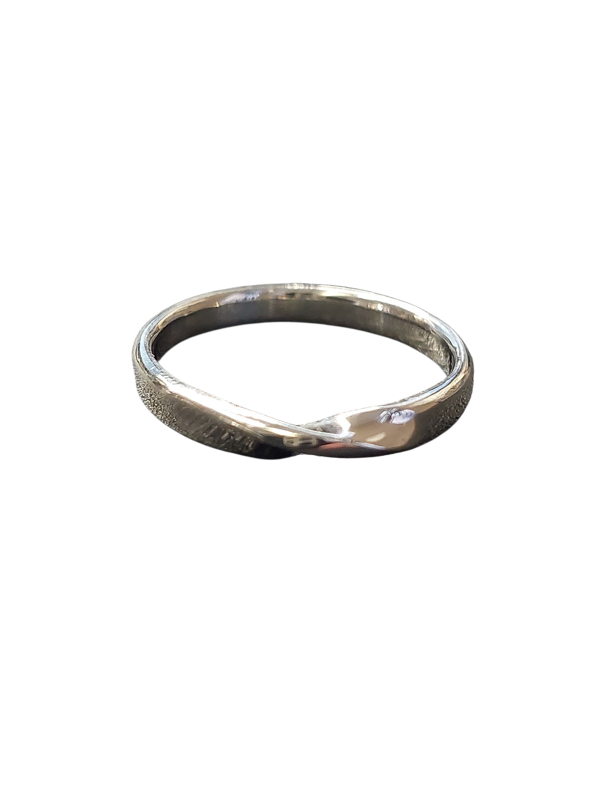 Zilveren ring met 1 twist