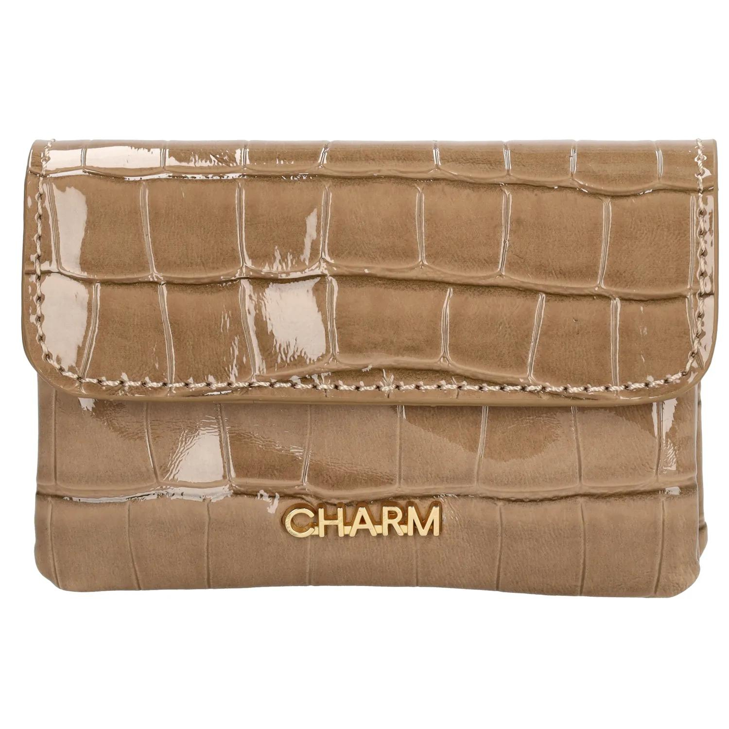De Charm London Knightsbridge portemonnee is een stijlvolle accessoire met een luxe uitstraling. Gemaakt van glanzend lakmateriaal met een chique croco-structuur, voor een modieuze en opvallende look. De portemonnee beschikt over twee aparte vakken, waaronder één met een ritssluiting – ideaal voor het veilig opbergen van muntgeld of kleine essentials. De overslag met magneetsluiting houdt alles netjes en veilig op z’n plek. Compact en toch ruim genoeg voor je dagelijkse benodigdheden.

Kenmerken:

Gemaakt van lakmateriaal met croco-structuur

Twee vakken, waaronder één met ritssluiting

Sluit met een overslag en magneetsluiting

Elegant en compact ontwerp

Ideaal voor dagelijks gebruik of een avondje uit