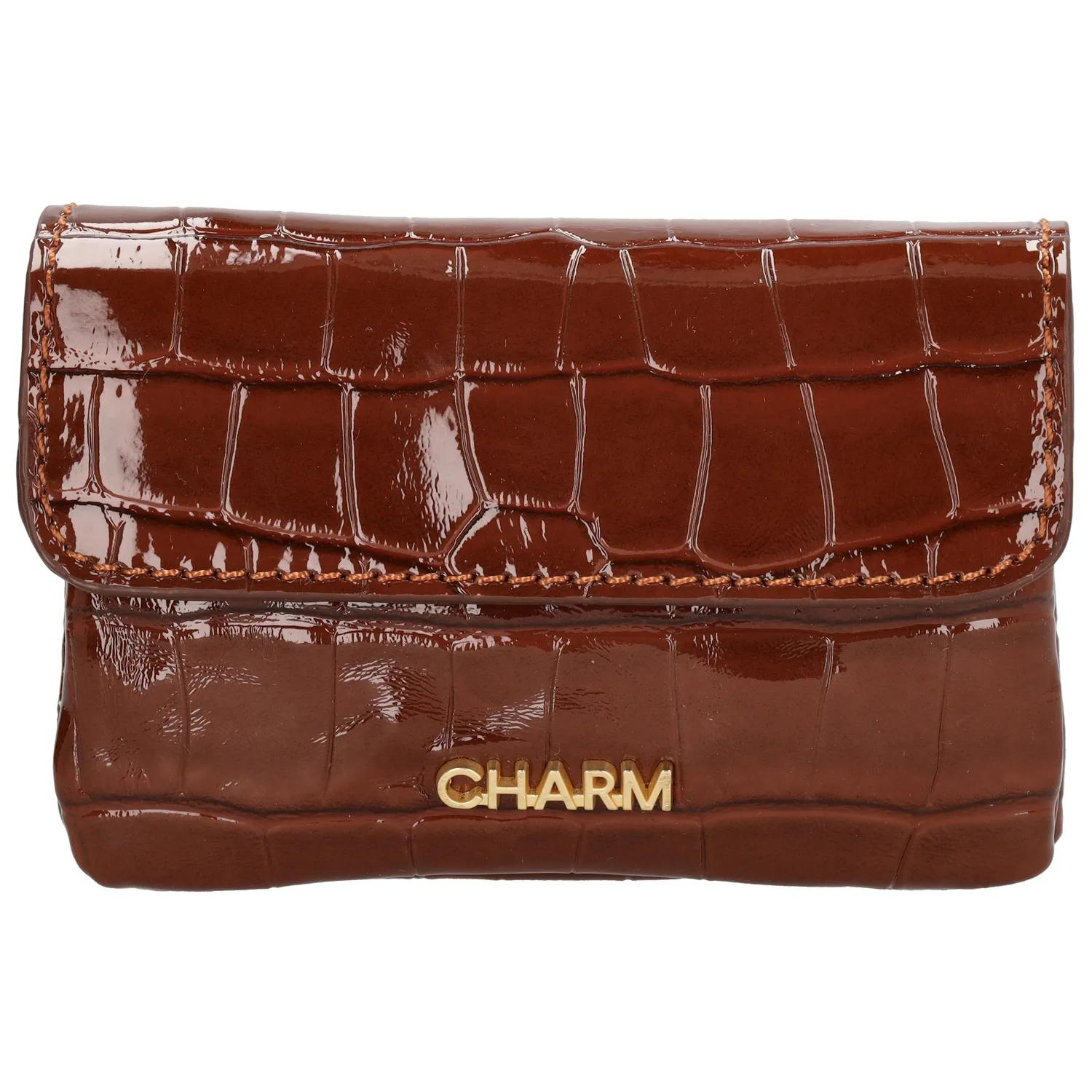 De Charm London Knightsbridge portemonnee is een stijlvolle accessoire met een luxe uitstraling. Gemaakt van glanzend lakmateriaal met een chique croco-structuur, voor een modieuze en opvallende look. De portemonnee beschikt over twee aparte vakken, waaronder één met een ritssluiting – ideaal voor het veilig opbergen van muntgeld of kleine essentials. De overslag met magneetsluiting houdt alles netjes en veilig op z’n plek. Compact en toch ruim genoeg voor je dagelijkse benodigdheden.

Kenmerken:

Gemaakt van lakmateriaal met croco-structuur

Twee vakken, waaronder één met ritssluiting

Sluit met een overslag en magneetsluiting

Elegant en compact ontwerp

Ideaal voor dagelijks gebruik of een avondje uit