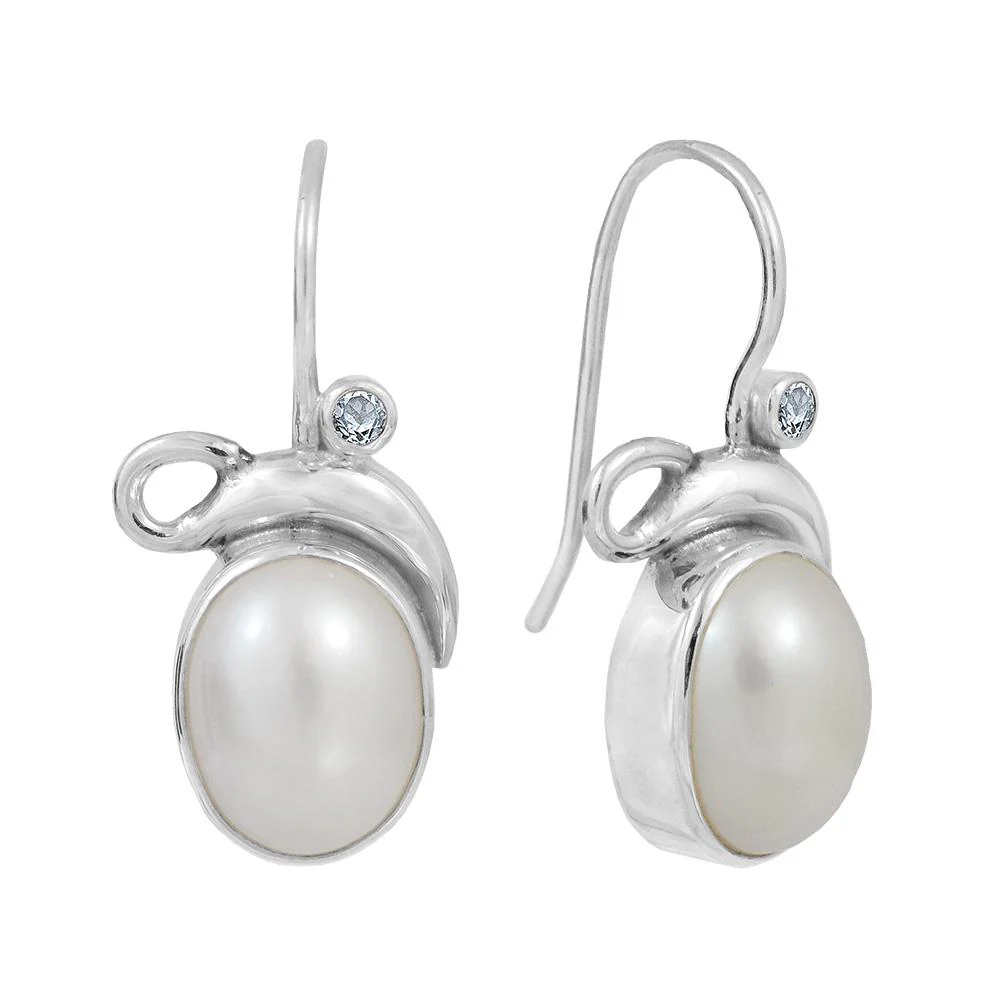 Deze sterling zilveren oorbellen hebben elk een 8,5 / 9 mm witte parel en een 2 mm ronde blauwe topaas.
