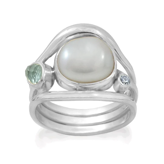 Deze sterling zilveren ring bevat een mooie witte parel, een 5 x 4 mm blauwe kwarts en een 2 mm ronde blauwe topaas.
