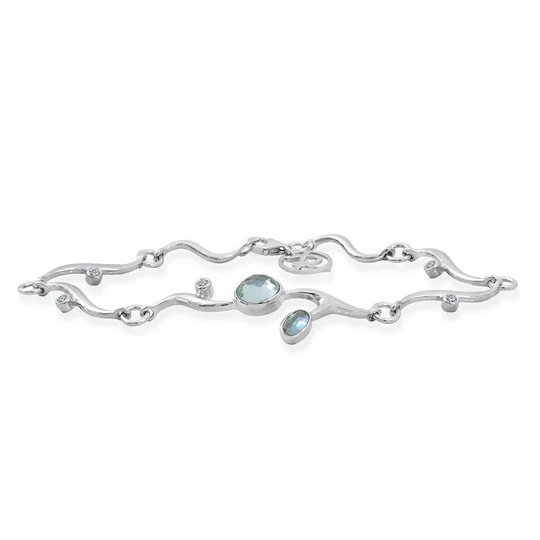 Deze prachtige sterling zilveren armband is versierd met een 7 x 5 mm blauwe kwarts, een 5 x 3 mm blauwe topaas en een 2 mm ronde blauwe topaas. De armband kan op 17 en 19 cm gedragen worden.
