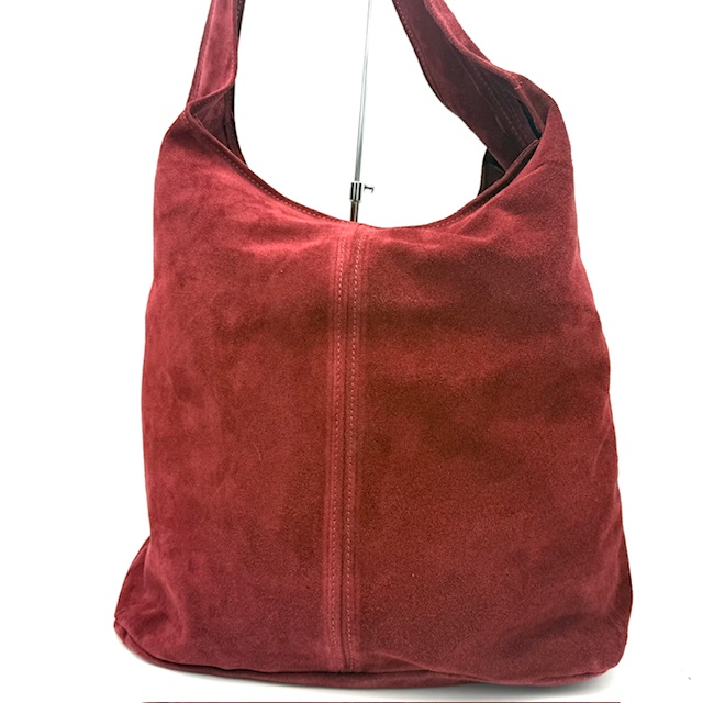 Suède Shopper – Eigen Import uit Italië

Deze elegante en functionele shopper is vervaardigd van hoogwaardig Italiaans suède. Dankzij het lichte gewicht is de tas ideaal voor dagelijks gebruik, terwijl de top ritssluiting zorgt voor extra veiligheid van je spullen.

Materiaal: Suède (eigen import uit Italië)

Afmetingen: Hoogte 36 cm x Breedte 30 cm x Diepte 16 cm

Indeling: 1 ruim hoofdvak

Sluiting: Ritssluiting aan de bovenkant

Kenmerken: Licht van gewicht, stijlvol en praktisch

Perfect voor wie op zoek is naar een combinatie van luxe, comfort en Italiaanse flair.