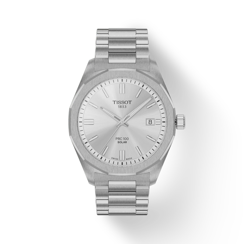 Dit Tissot horloge behoort tot de PRC 100 Solar collectie.
Referentienummer: T151.422.11.031.00

Dit Tissot horloge heeft een 39mm stalen kast met karakteristieke twaalfhoekige lunette. Onder het platte, krasbestendige saffierglas bevindt zich een op zonne-energie werkend quartz uurwerk, dat zich moeiteloos oplaadt bij zowel natuurlijk, als kunstlicht. Dankzij het snelwisselsysteem is de schakelband gemakkelijk te verwisselen door een van de brede selectie Tissot-bandjes. Zonder gereedschap wissel je de band snel van band, van milanese banden, tot klassieke lederen banden. De wijzers en indexen zijn afgewerkt met Super-LumiNova ® voor een duidelijke tijdsaanduiding, zelfs in het donker.