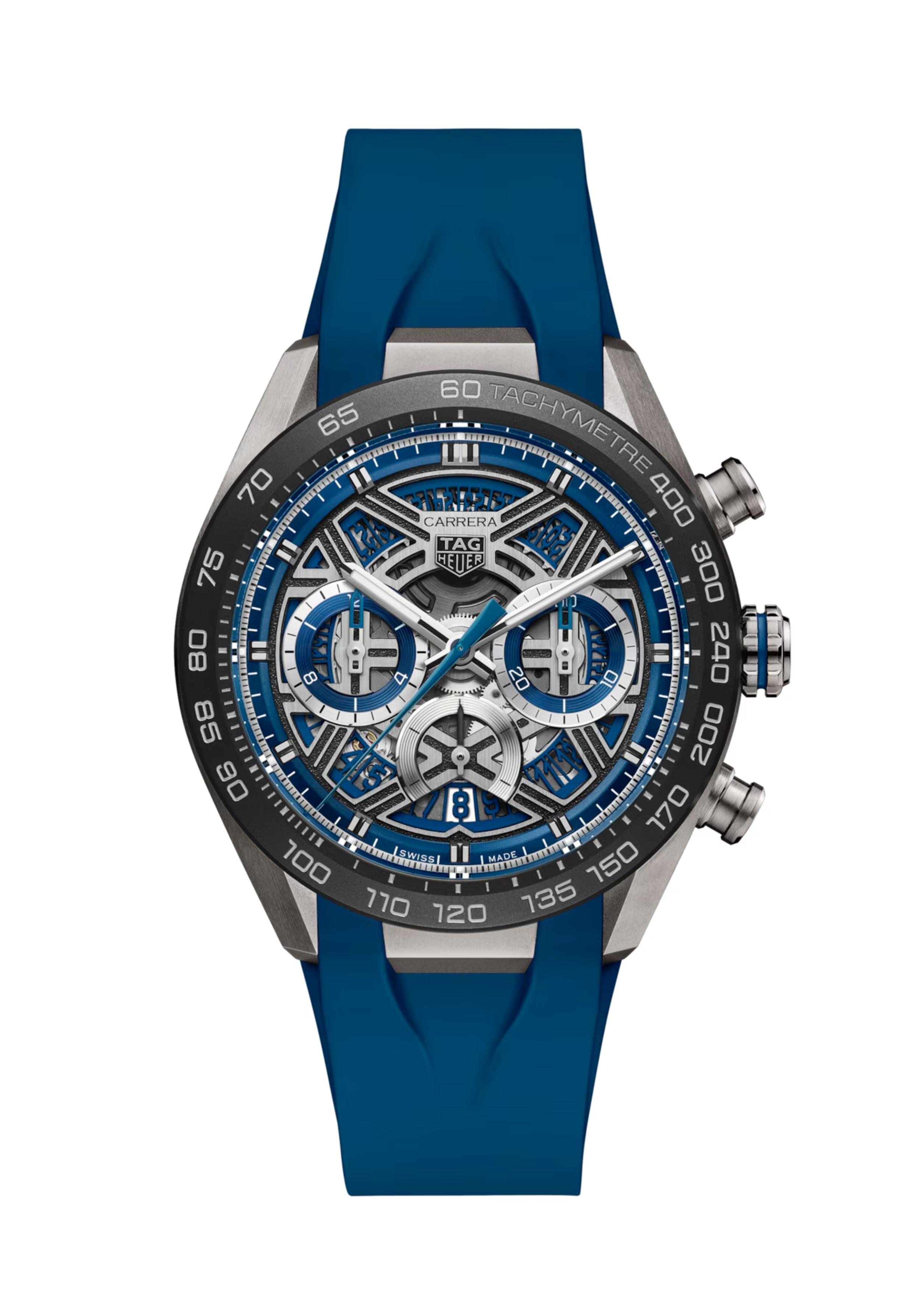 Dit TAG Heuer horloge behoort tot de Carrera Extreme Sports collectie.
Referentienummer: CBU2081.FT6274

Verbeter uw polsspel met de TAG Heuer Carrera Chronograph, een bewijs van de sensatie van de motorsport. Met zijn gedurfde ontwerp en blauwe accenten, vangt de skeletachtige wijzerplaat van dit horloge de essentie van snelheid en innovatie. Klaar om in stijl vooruit te razen.

Afgestemd op het ritme van het circuit, brengt het TH20-00 automatische uurwerk, met zijn NAC-afwerking en gekleurde highlights, kracht waar het telt.

De fijn geborstelde, rhodium-geplateerde skeleton wijzerplaat toont gekorrelde zwarte details, een blauwe flens en blauw gelakte punten op de opengewerkte wijzers die een vleugje dynamiek toevoegen.

Gesmeed in titanium klasse 2 en geaccentueerd met een zwarte PVD uitgeholde zijkant, is de 44 mm kast een fort voor het ingewikkelde TH20-00 in-house uurwerk, zichtbaar door de achterkant van de kast.

Uw TAG Heuer horloge is 24 maanden na aankoop beschermd onder fabricage garantie. De duur van de garantieperiode van 2 jaar kan worden verlengd naar 5 jaar. Om dit te doen, nodigen wij u uit om een account aan te maken of in te loggen op uw MyTAGHeuer online account en vervolgens uw horloge te registreren. U ontvangt dan een gratis garantieverlenging van 3 jaar.
