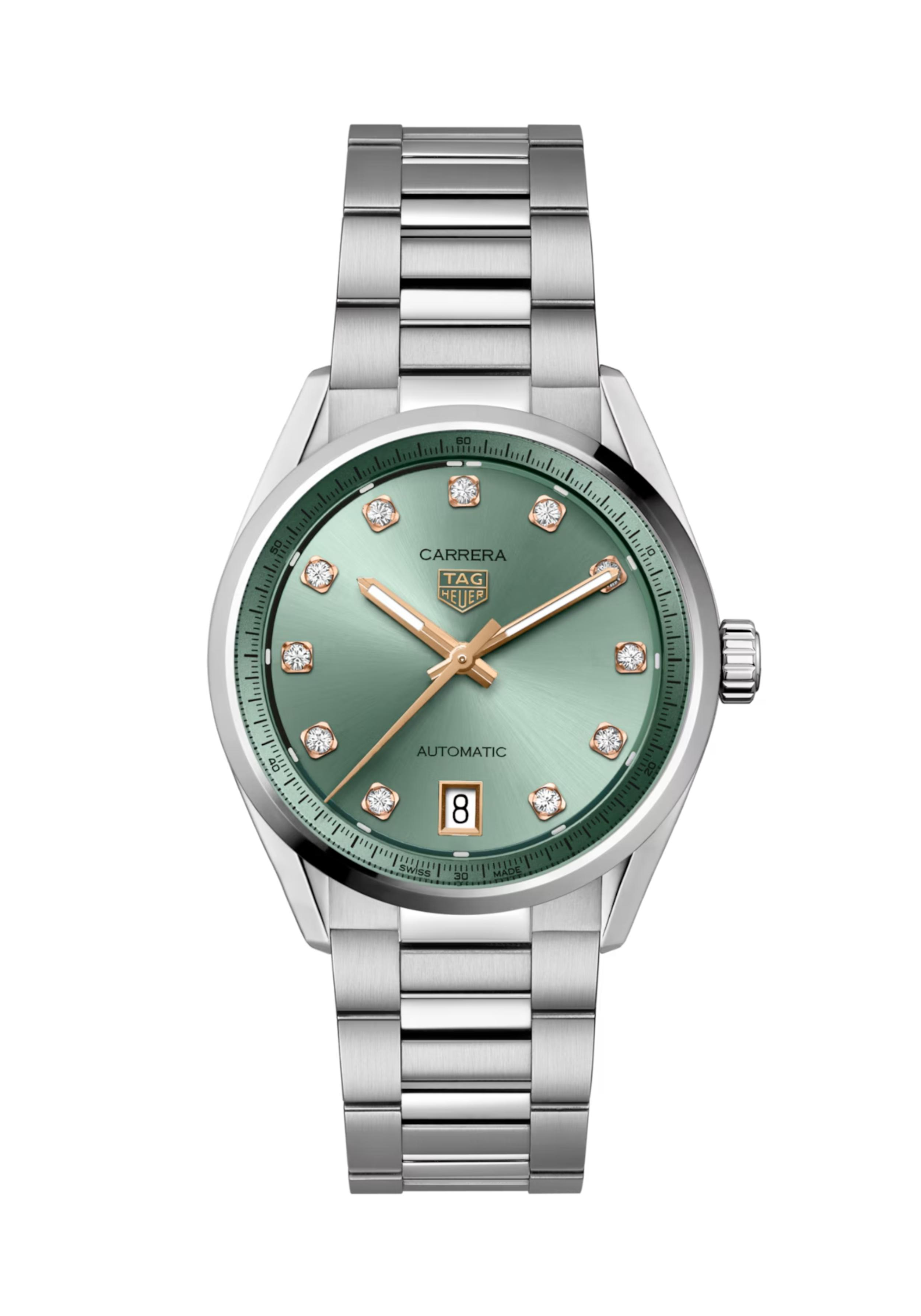 Dit TAG Heuer horloge behoort tot de Carrera collectie.
Referentienummer: WBN2317.BA0001

Deze prachtige TAG Heuer Carrera Date is uitgerust met een automatisch Calibre 7 uurwerk. Dit uurwerk met een gangreserve van 56 uur, bepaalt het tempo achter de oogverblindende sunray-geborstelde wijzerplaat en zorgt voor precisie en vastberaden overtuiging.

De ingetogen, pastelachtige groene wijzerplaat schitteren 11 VS-diamanten die de visuele aantrekkingskracht verrijken met een vleugje weelde. De diamanten indexen worden perfect aangevuld door 18K 5N roségoud vergulde accenten, deze combinatie zorgt voor een verfijnde look. De gefaccetteerde uur- en minutenwijzers, gecoat met witte SuperLuminova® zorgen voor een leesbaarheid bij weinig licht, wat de bruikbaarheid van dit verbluffende stuk vergroot.

Omhuld door een fijngeborstelde en gepolijste stalen kast met een waterbestendigheid tot 5 ATM / 50 M, combineert dit horloge esthetische aantrekkingskracht met hoogwaardige tijdwaarneming, geschikt voor elke gelegenheid.

Uw TAG Heuer horloge is 24 maanden na aankoop beschermd onder fabricage garantie. De duur van de garantieperiode van 2 jaar kan worden verlengd naar 5 jaar. Om dit te doen, nodigen wij u uit om een account aan te maken of in te loggen op uw MyTAGHeuer online account en vervolgens uw horloge te registreren. U ontvangt dan een gratis garantieverlenging van 3 jaar.




