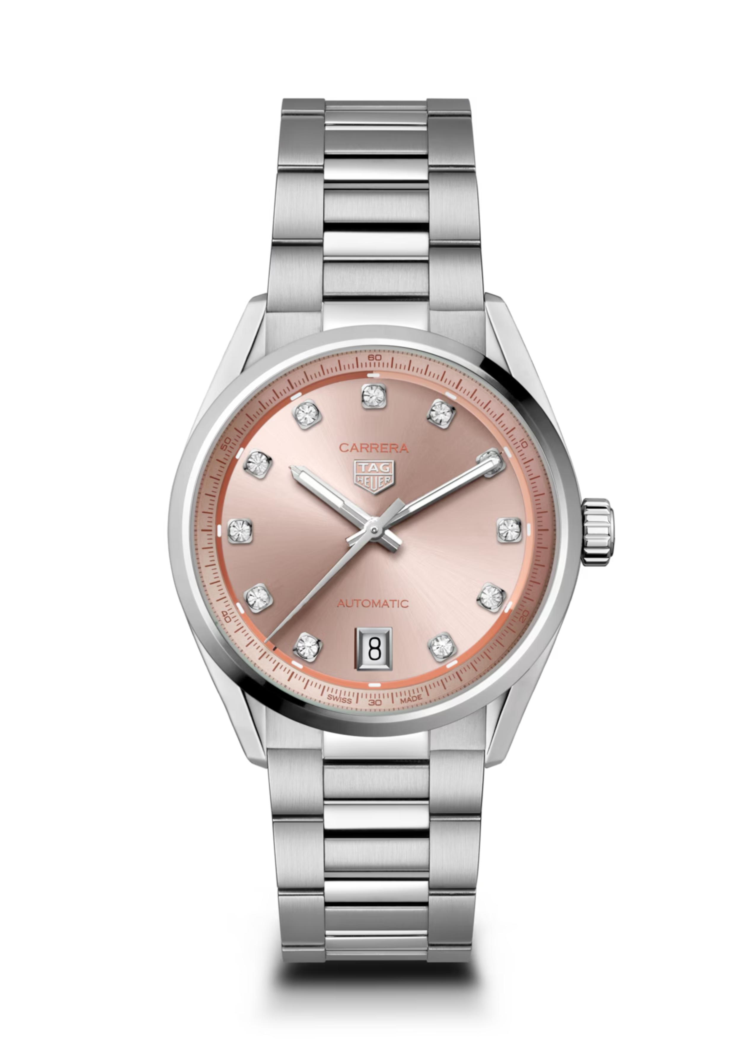 De TAG Heuer WBN231D.BA0001 behoort tot de Carrera collectie.

Referentienummer: WBN231D.BA0001

Maak kennis met de TAG Heuer Carrera Date in 36 mm met een zachtroze wijzerplaat. Dit elegante model is voorzien van diamanten indexen en wordt aangedreven door het Calibre 7 uurwerk, wat het zowel kostbaar als tijdloos maakt.
De poederroze, sunray-geborstelde wijzerplaat creëert een vrouwelijke en verfijnde look, geaccentueerd door een gradiëntbaan die de wijzerplaat omcirkelt. Met diamanten bezette indexen voegen een vleugje luxe toe en belichamen de geest van de TAG Heuer Carrera.
De kenmerkende H-vormige band, taps toelopend voor een betere pasvorm, zorgt voor dagelijks comfort. De gepolijste stalen kast en het gewelfde saffierglas versterken de verfijnde uitstraling van het horloge.

Dit automatische horloge, uitgerust met het Calibre 7-uurwerk, biedt een gangreserve van 56 uur. Het schuin geplaatste datumvenster op 6 uur biedt functionaliteit en behoudt tegelijkertijd een elegante esthetiek.

Uw TAG Heuer horloge is 24 maanden na aankoop beschermd onder fabricage garantie. De duur van de garantieperiode van 2 jaar kan worden verlengd naar 5 jaar. Om dit te doen, nodigen wij u uit om een account aan te maken of in te loggen op uw MyTAGHeuer online account en vervolgens uw horloge te registreren. U ontvangt dan een gratis garantieverlenging van 3 jaar.