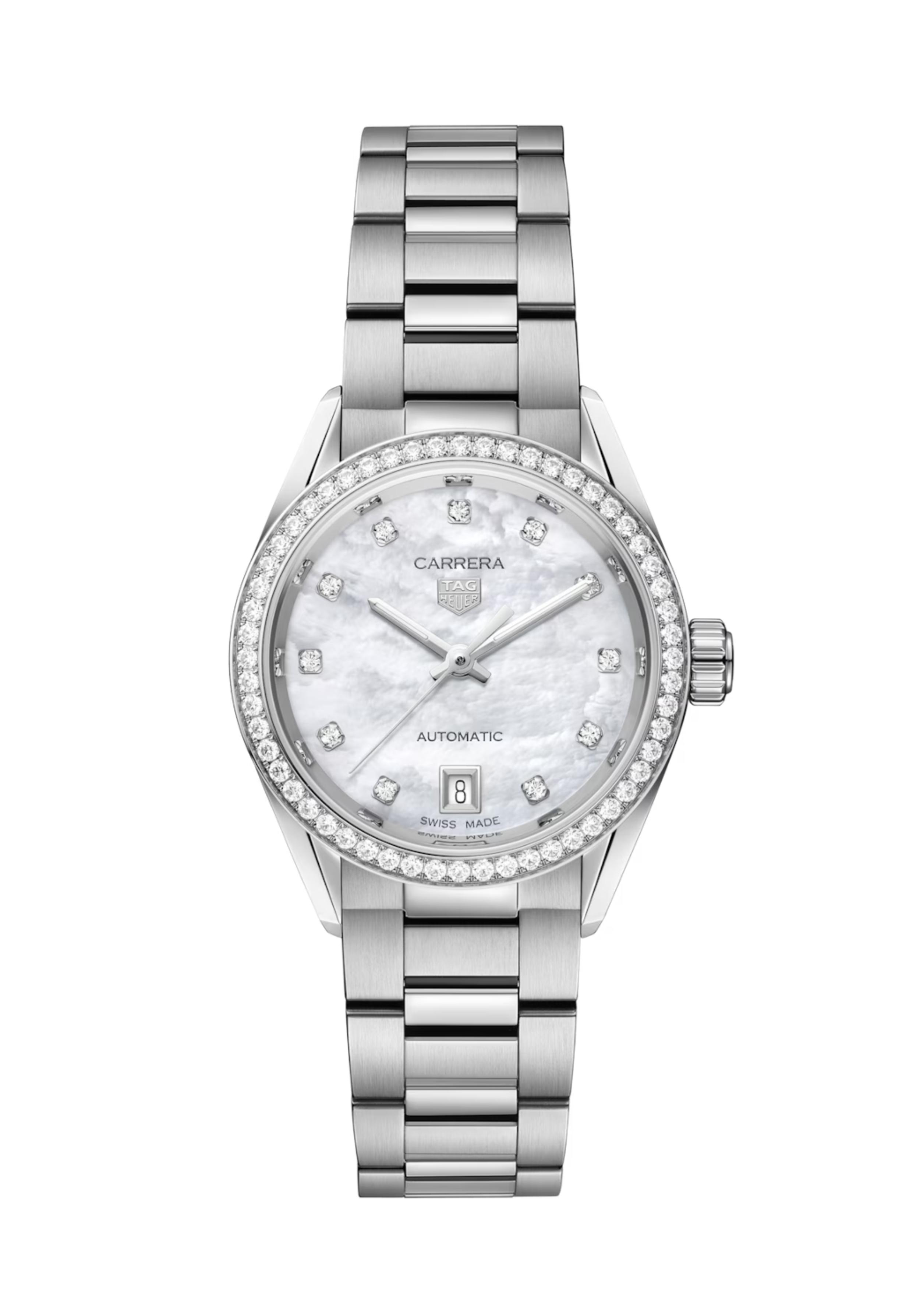 Dit TAG Heuer horloge behoort tot de Carrera collectie. Referentienummer: WBN2414.BA0621

Assertief en emblematisch, deze TAG Heuer Carrera straalt opvallende luxe uit. De combinatie van materialen en fijne details zorgt voor een horloge met onstuitbare verfijning en absolute kracht van karakter.
Met een witte parelmoer wijzerplaat bezet met diamanten (0.088 cts) uurmarkeringen en gerhodineerde wijzers, maakt deze fijn bewerkte wijzerplaat een prestigieus statement.
De stalen kast van 29 mm van dit horloge benadrukt het kenmerkende ontwerp. Het saffierkristal en de bijgewerkte band zijn resoluut sterk en opzichtig.

De TAG Heuer Carrera is voorzien van een automatisch uurwerk en de kast is gemaakt van edelstaal. Het horloge heeft een diameter van 29 mm en is getest op een waterdichtheid van 10 ATM / 100 meter. De horlogeband is gemaakt van edelstaal. Een automatische Calibre 9, met een 40 uur gangreserve bepaalt het tempo achter de oogverblindende wijzerplaat en zorgt voor precisie en vastberaden overtuiging.
De elegante parelmoeren wijzerplaat wordt aangevuld met 11 diamanten met een diameter van 1,30 mm (0,088 ct) indexen en een luxe gepolijste stalen bezel met 56 diamanten met een diameter van 1,40 mm (0,544 ct).

Uw TAG Heuer horloge is 24 maanden na aankoop beschermd onder fabricage garantie. De duur van de garantieperiode van 2 jaar kan worden verlengd naar 5 jaar. Om dit te doen, nodigen wij u uit om een account aan te maken of in te loggen op uw MyTAGHeuer online account en vervolgens uw horloge te registreren. U ontvangt dan een gratis garantieverlenging van 3 jaar.