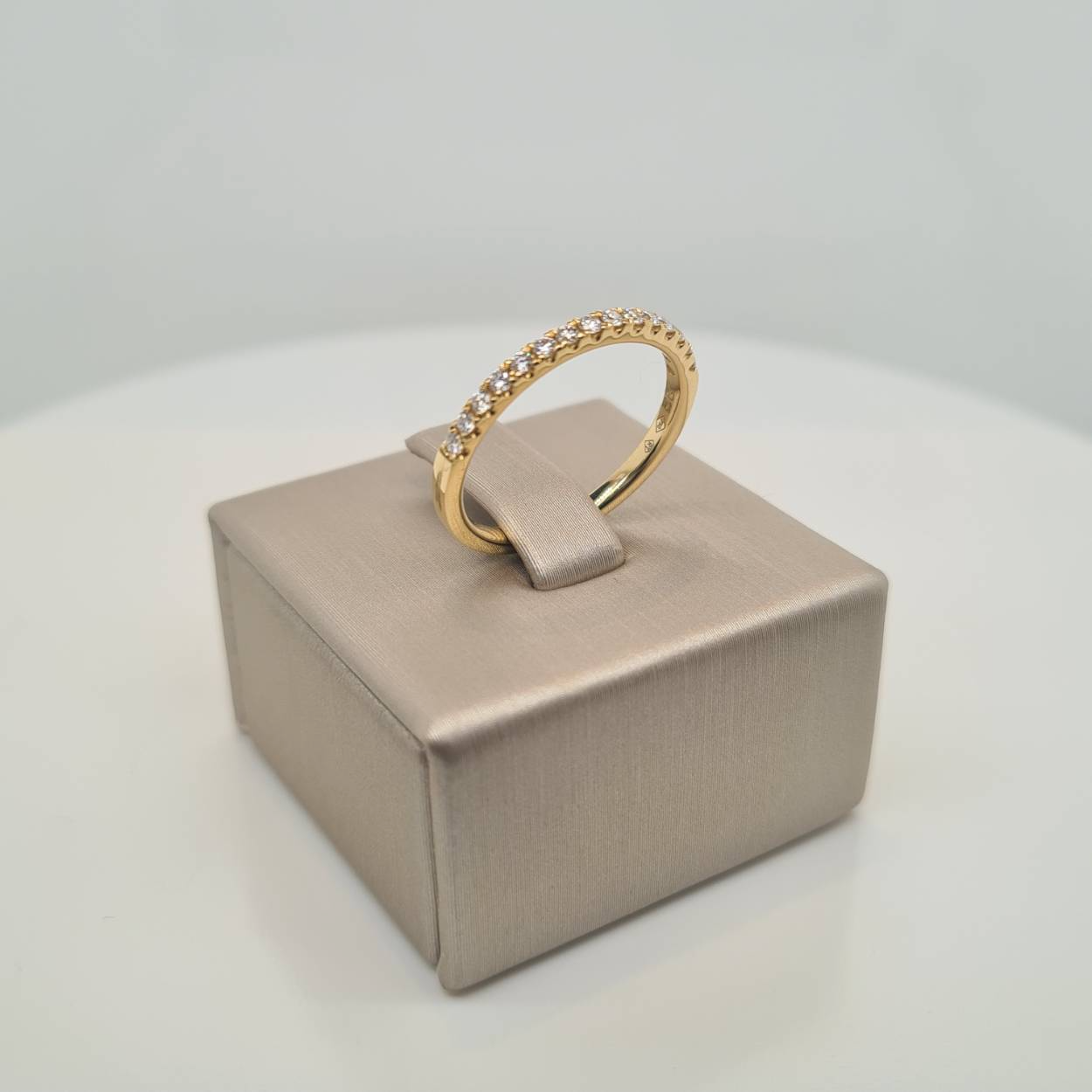 Prachtige 18krt geelgouden ring met diamant 15-0,22crt SI-G. De ring kan heel mooi los gedragen worden, maar ook als aanschuifring.

De maat van de ring is 53 (17), heeft u een andere maat, neem dan gerust contact met ons op.