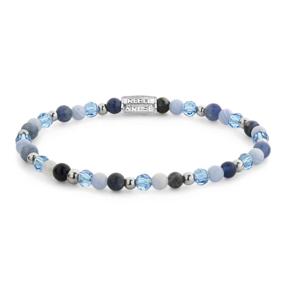 Armband van het merk Rebel & Rose. De armband heeft een hoogwaardige elastische stretch koord, met 4mm van Glas Rock, Blauwe Agaat, Sodaliet Blauw, Hematiet.