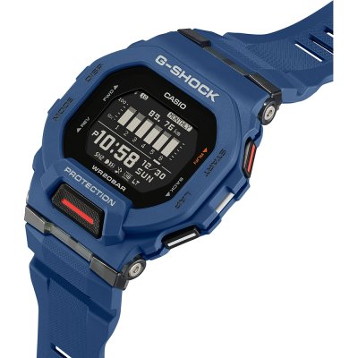 Maak kennis met een serieuze passie voor sport met de G-SQUAD-serie van G-SHOCK-horloges. Deze modellen hebben een vierkante wijzerplaat in kleuren die zijn gekozen voor kalibratie bij de meest extreme work-outs. Ontdek de dunste G-SQUAD tot nu toe. Dankzij de zijsplitjes in de rand kunt u de kleur van de binnenbehuizing zien, waardoor duidelijk wordt hoe dun dit horloge is. De lichtknop bevindt zich aan de voorkant van de behuizing, zodat u deze gemakkelijk kunt aflezen tijdens nachtelijke work-outs. Gebruik uw smartphone-GPS via Bluetooth® voor nauwkeurige meting met de versnellingsmeter. Alle informatie die u nodig hebt binnen handbereik: afstand, snelheid en tempo, evenals automatische rondemetingen om de hardlooptijden voor ingestelde afstanden bij te houden. Het scherm bevat verbrande calorieën, een stappenteller, een intervaltimer en een rondetimer om uw dagelijkse training op schema te houden. Gebruik de app ook om de Life Logs en de activiteitengeschiedenis van uw horloge te bekijken. Met extra instelgaten in de zachte urethaanband voor een hoogwaardige, nauwkeurige pasvorm, kunt u genieten van volledige functionaliteit en optimaal comfort. Verkrijgbaar in limoengroen, zwart of marineblauw.