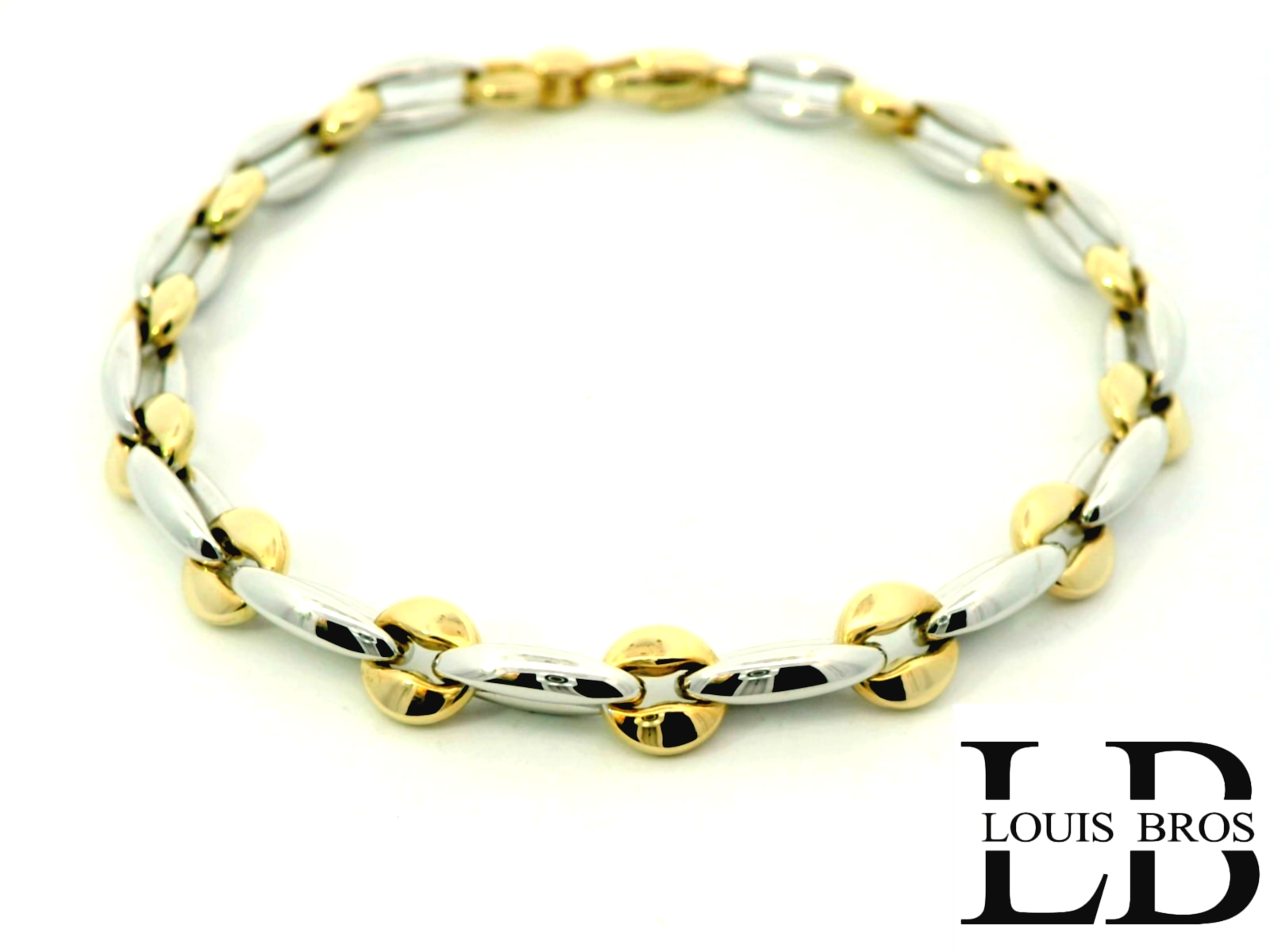 Deze prachtige damesarmband is vervaardigd uit 14 karaat goud (8.64 gr) en uitgevoerd in een stijlvol bicolor design: de warme glans van geelgoud gecombineerd met de verfijnde elegantie van witgoud. Het samenspel van de twee kleuren geeft de armband een moderne maar toch tijdloze uitstraling, waardoor hij perfect aansluit bij iedere gelegenheid.
Met zijn chique en elegante design is deze armband zowel solo te dragen als in combinatie met andere sieraden. Een veelzijdig accessoire dat klasse uitstraalt en een waardevolle toevoeging vormt aan elke sieradencollectie.
Kenmerken:

Materiaal: 14 karaat goud

Kleur: geelgoud & witgoud (bicolor)

Tijdloos en elegant ontwerp

Geschikt voor dagelijks gebruik én speciale gelegenheden.
De armband is verkrijgbaar in verschillende lengtes.