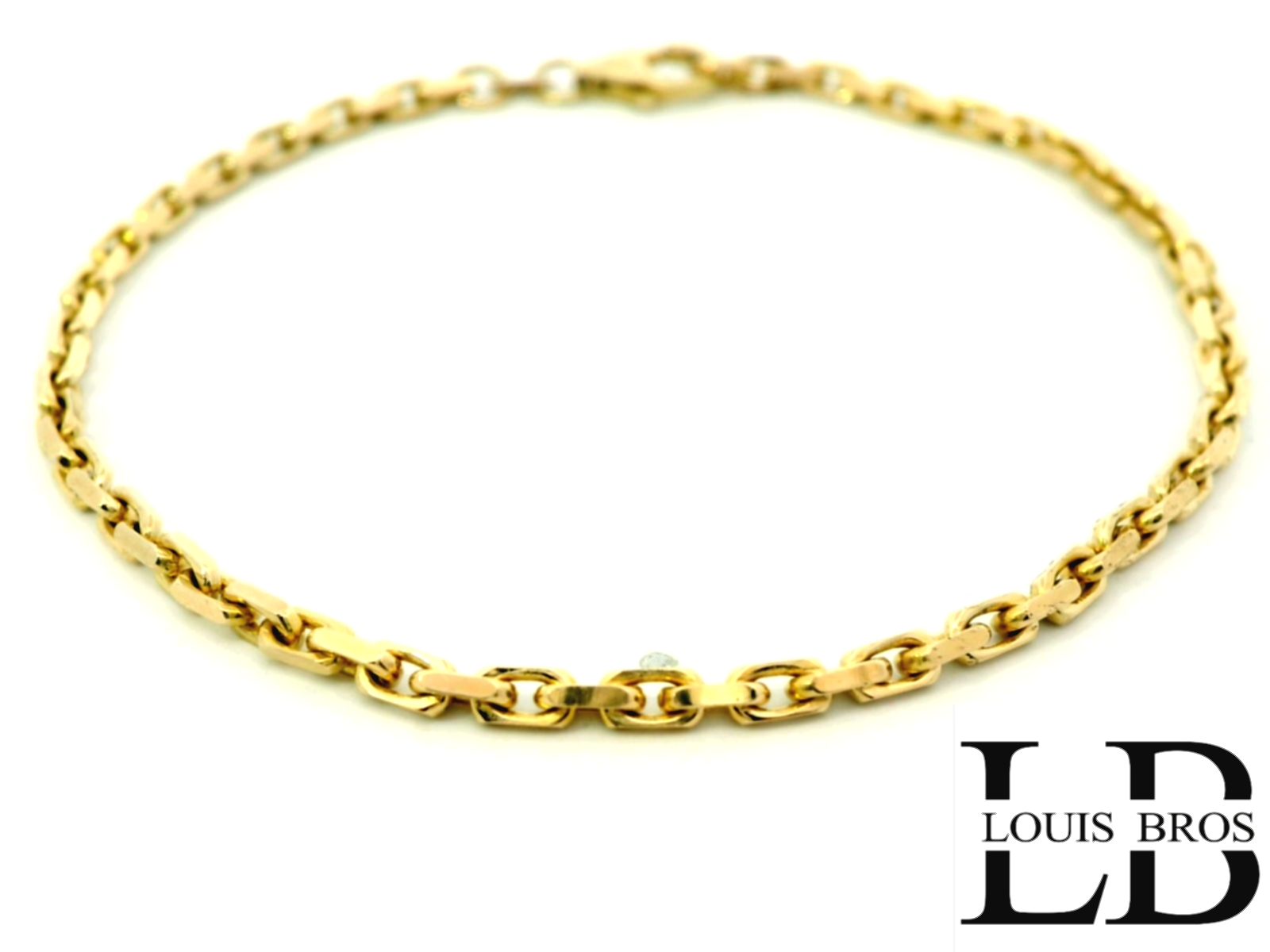 Deze stijlvolle armband is vervaardigd uit 14 karaat geelgoud (6.74 gr) en combineert een subtiel design met een robuuste afwerking. Dankzij het unisex karakter is de armband geschikt voor zowel dames als heren en laat hij zich moeiteloos combineren met andere sieraden of horloges.
Het strakke en elegante ontwerp zorgt voor een tijdloze uitstraling, terwijl de stevige kwaliteit garant staat voor jarenlang draagplezier. Een veelzijdige armband die zowel dagelijks als bij speciale gelegenheden gedragen kan worden.
Kenmerken:

Materiaal: 14 karaat geelgoud

Unisex ontwerp – geschikt voor dames en heren

Subtiel en toch stevig

Tijdloze en veelzijdige uitstraling.
De armband is verkrijgbaar in verschillende lengtes.