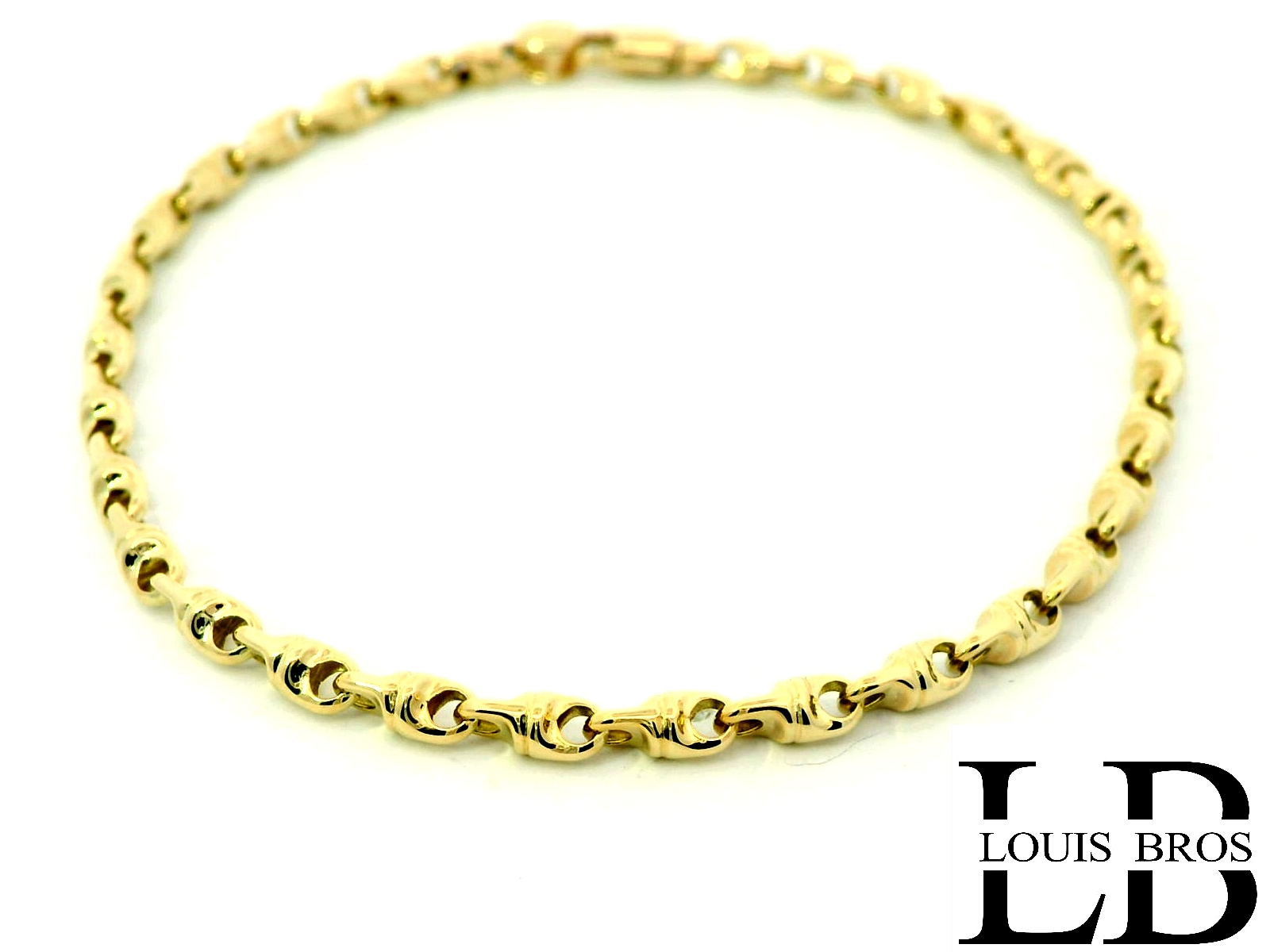 Deze prachtige damesarmband is vervaardigd uit 14 karaat geelgoud (4.25 gr) en straalt pure elegantie uit. Het chique en verfijnde design maakt dit sieraad tot een tijdloze klassieker die moeiteloos bij elke stijl past.

Of je de armband nu draagt als subtiele blikvanger bij je dagelijkse outfit, of als elegant accent bij een speciale gelegenheid – dit juweel geeft elke look een vleugje luxe. Een waardevolle toevoeging aan iedere sieradencollectie.

Kenmerken:

Materiaal: 14 karaat geelgoud

Voor dames

Chic en elegant ontwerp

Tijdloos en veelzijdig te combineren.
De armband is verkrijgbaar in verschillende lengtes.