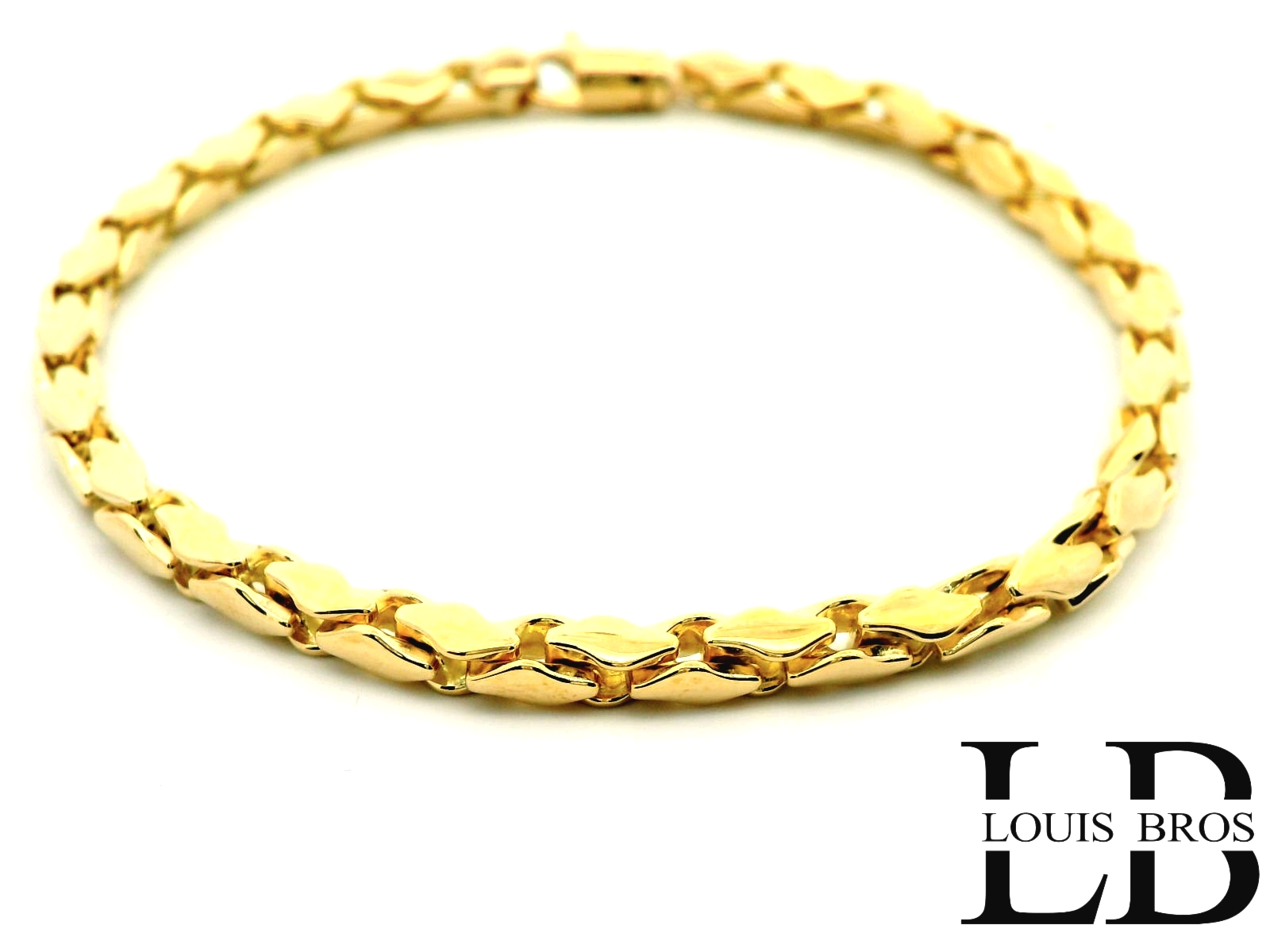 Deze verfijnde damesarmband is gemaakt van 14 karaat geelgoud (8.62 gr) en straalt pure klasse uit. Het tijdloze design in combinatie met de chique en elegante uitstraling maakt dit sieraad tot een perfecte keuze voor elke gelegenheid.

De armband is subtiel genoeg om dagelijks te dragen, maar voegt ook bij speciale momenten een vleugje luxe toe. Een veelzijdig juweel dat nooit uit de mode raakt en een waardevolle aanvulling vormt op iedere sieradencollectie.

Kenmerken:

Materiaal: 14 karaat geelgoud

Voor dames

Chic, elegant & tijdloos design

Geschikt voor dagelijks gebruik en speciale gelegenheden.
De armband is verkrijgbaar in verschillende lengtes.
