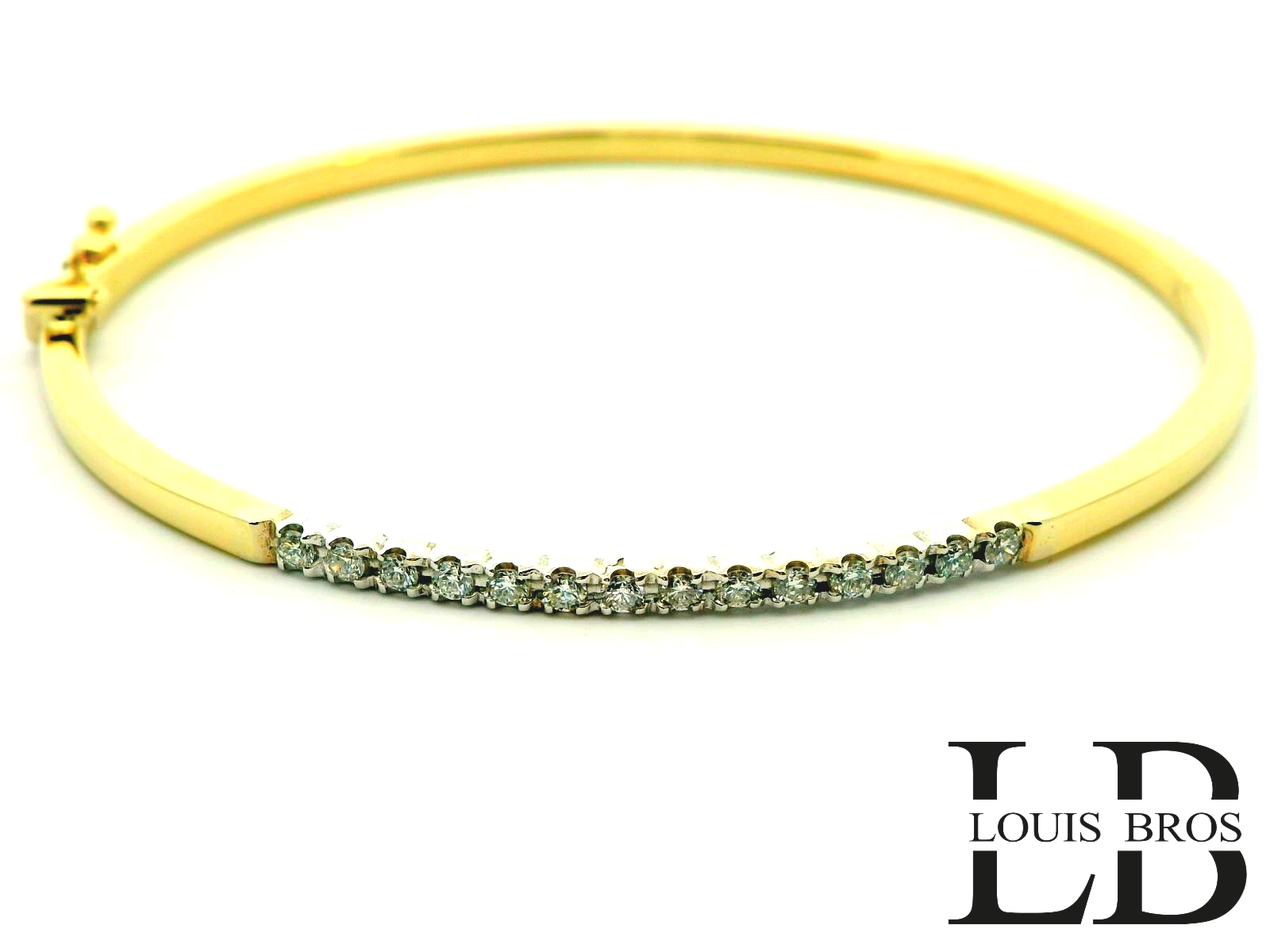 Deze exclusieve armband is vervaardigd uit 14 karaat bicolor goud (6.37 gr), waarbij de warme glans van geelgoud prachtig wordt gecombineerd met de verfijnde accenten van witgoud. Het middelpunt van het ontwerp wordt gevormd door een rij schitterende diamanten, die de armband een luxueuze en elegante uitstraling geven.

Dankzij het chique en tijdloze design is dit sieraad veelzijdig te dragen: een subtiele blikvanger bij een dagelijkse outfit of een stijlvol pronkstuk bij een feestelijke gelegenheid. Een armband die klasse en verfijning uitstraalt en een waardevolle toevoeging vormt aan iedere sieradencollectie.

Kenmerken:

Materiaal: 14 karaat bicolor goud (geelgoud & witgoud)

Bezet met fonkelende diamanten

Chic, elegant en tijdloos ontwerp

Perfect voor zowel dagelijks gebruik als speciale gelegenheden