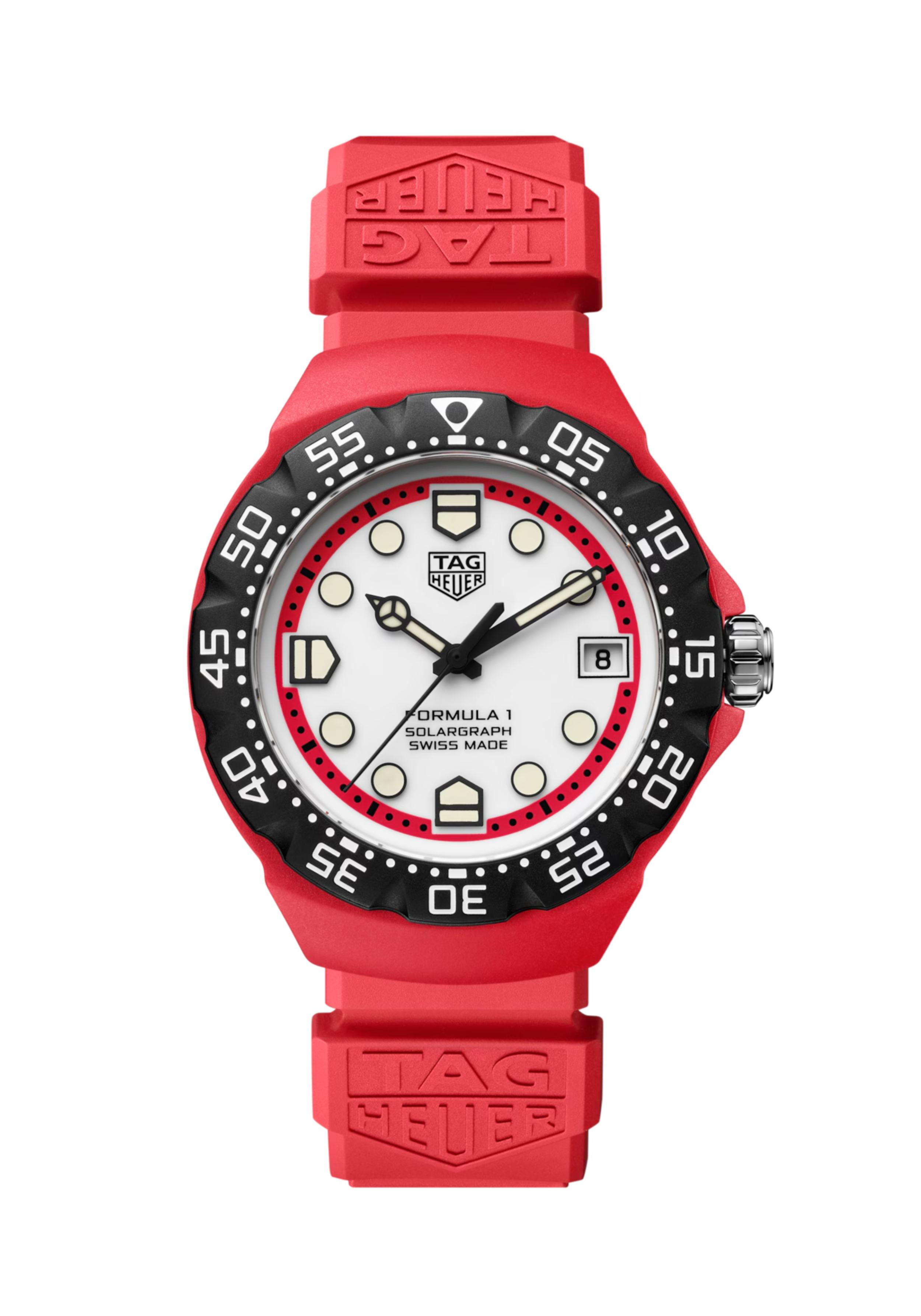 Deze TAG Heuer WBY1161.FT8086 behoort tot de Formula 1 collectie. 

De TAG Heuer Formula 1 Solargraph (38 mm) heeft een gedurfde, opvallende look met zijn rode TH-Polylight kast. Ontworpen voor gewaagde stedelijke avonturen, combineert dit exclusieve horloge levendige kleuren met geavanceerde technologie op zonne-energie, waardoor het een echte blikvanger is in de TAG Heuer Formula 1 collectie.

De witte opaal wijzerplaat wordt omlijst door een dynamische rode rand en een zwarte TH-Polylight bezel, terwijl de zwart gelakte wijzers en indexen, gecoat met eierschaal Super-LumiNova®, levendig opvallen.

De rode TH-Polylight kast van 38 mm is gecombineerd met een bijpassende rubberen band, voor flexibiliteit en duurzaamheid. De zwarte DLC-gecoate stalen gesp zorgt voor een eenvoudige bevestiging van het horloge – perfect voor een actieve levensstijl of stedelijke avonturen.

Aangedreven door het Calibre TH50-00 Solargraph uurwerk, haalt dit horloge energie uit zowel natuurlijk als kunstlicht. Met een hoge autonomie is het een betrouwbare metgezel in elke situatie.