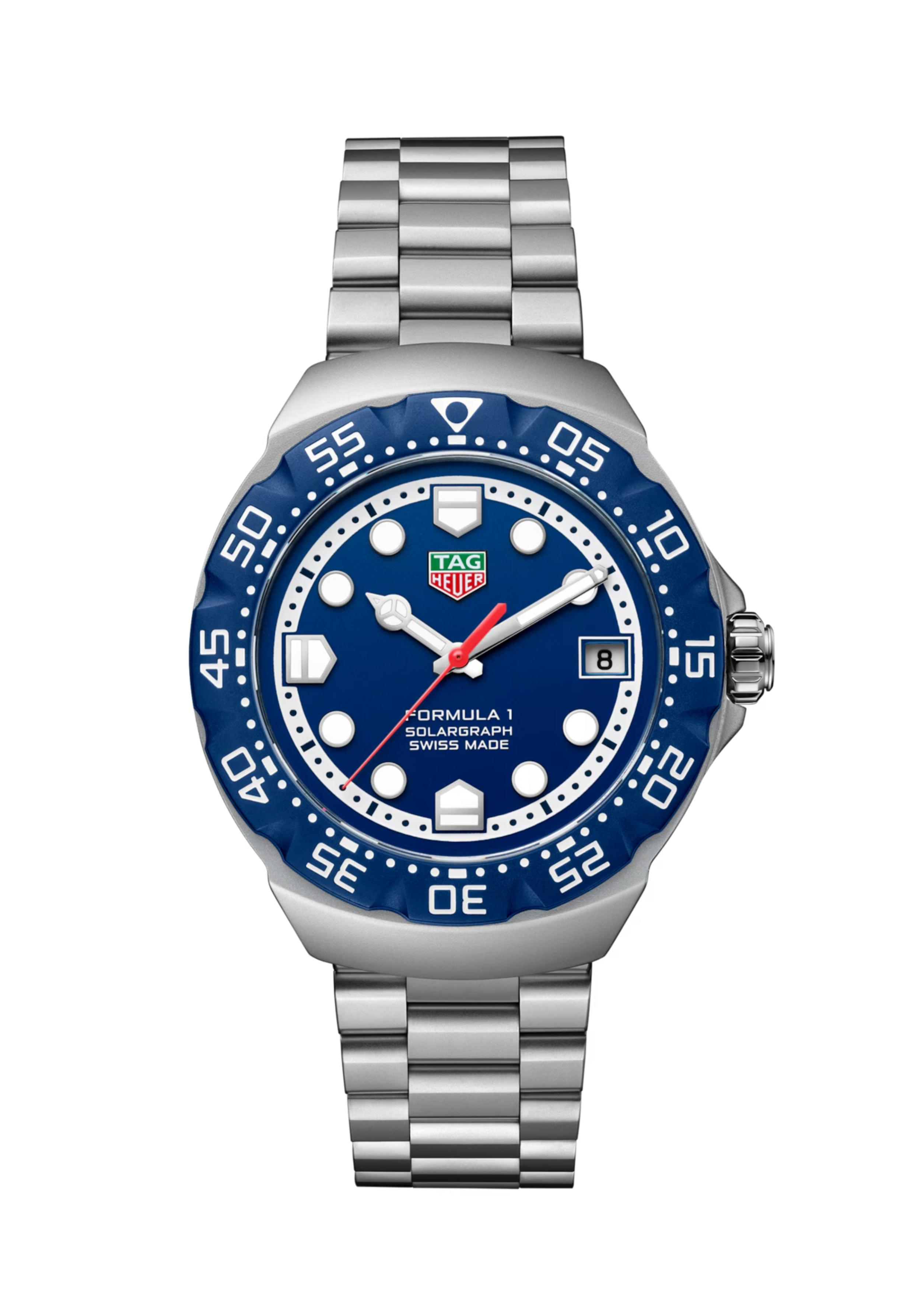 Dit TAG Heuer horloge behoort tot de Formula 1 collectie.
Referentienummer: WBY1112.BA0042

Geïnspireerd door het originele Series 1 horloge, versterkt de TAG Heuer Formula 1 Solargraph in 38 mm de energieke esthetiek met een levendige blauwe wijzerplaat en een strak design. Dit op zonne-energie werkende horloge combineert een speelse stijl met functionaliteit en is gemaakt voor trendsetters die waarde hechten aan zowel stijl als innovatie.

Een blauwe opaline wijzerplaat contrasteert perfect met de witte rand en creëert een gedurfde maar strakke look. Rhodium-plated wijzers en indexen, geaccentueerd door Super-LumiNova®, zorgen voor perfecte afleesbaarheid in alle lichtomstandigheden, terwijl de TH-Polylight lunette een moderne materiaalinnovatie introduceert.
De ergonomisch ontworpen 38 mm grote kast van gezandstraald staal past comfortabel om polsen van alle maten dankzij de stalen band met vouwsluiting en dubbele veiligheidsdrukknoppen.
Aangedreven door het Calibre TH50-00 Solargraph-uurwerk, levert het horloge langdurige prestaties. Een minuut blootstelling aan licht zorgt ervoor dat het horloge een hele dag meegaat, wat zorgt voor constante precisie zonder dat de batterij vervangen hoeft te worden.

Uw TAG Heuer horloge is 24 maanden na aankoop beschermd onder fabricage garantie. De duur van de garantieperiode van 2 jaar kan worden verlengd naar 5 jaar. Om dit te doen, nodigen wij u uit om een account aan te maken of in te loggen op uw MyTAGHeuer online account en vervolgens uw horloge te registreren. U ontvangt dan een gratis garantieverlenging van 3 jaar.