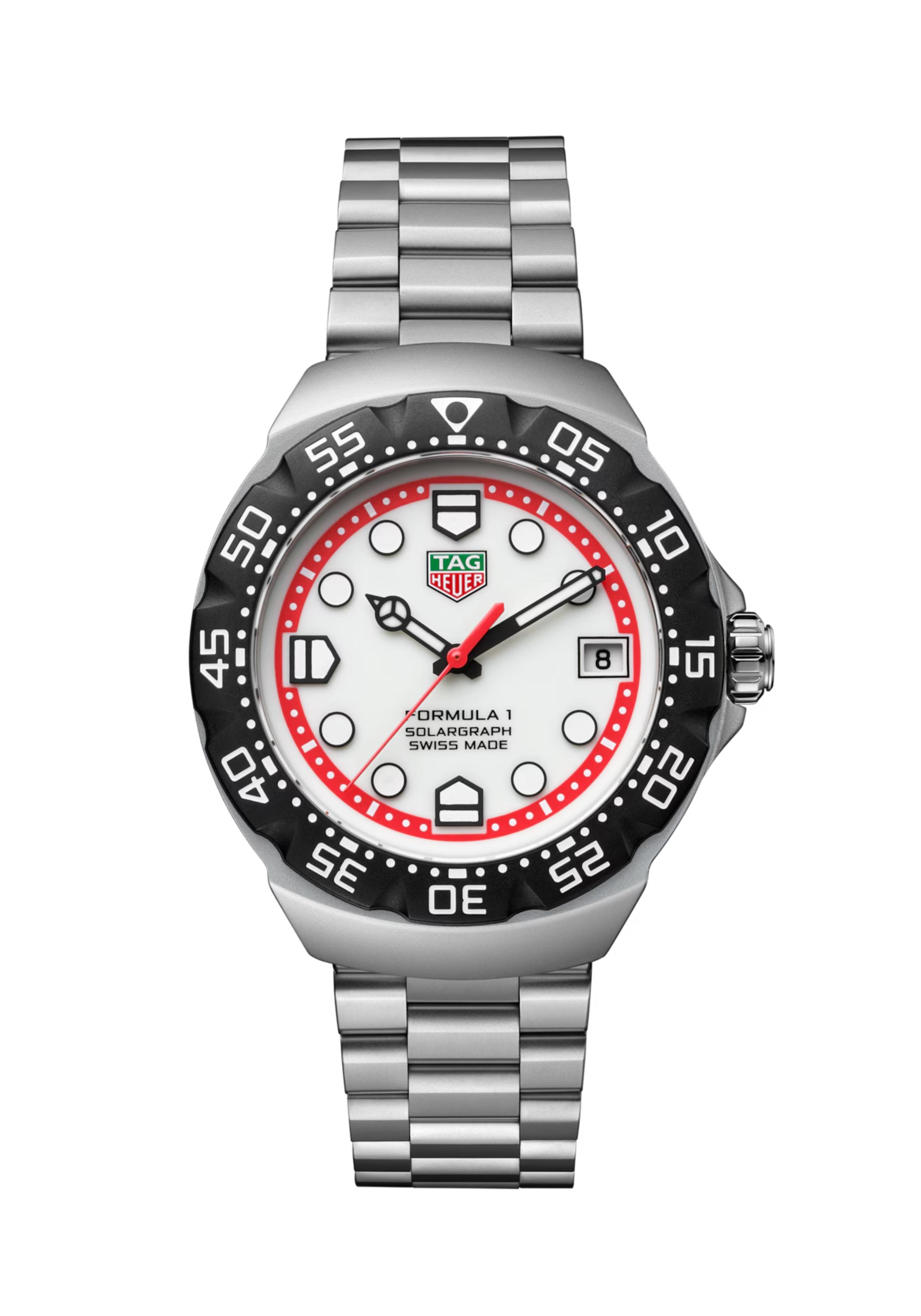 Dit TAG Heuer horloge behoort tot de Formula 1 Collectie.
Referentienummer: WBY1111.BA0042

De TAG Heuer Formula 1 Solargraph, nu verkrijgbaar in een veelzijdig 38mm formaat, toont zijn energieke allure. Met een quartz uurwerk op solar energie en een eigentijds design is dit een herinterpretatie van het originele Series 1 horloge met moderne materialen en levendige kleuren en biedt het een dynamisch horloge voor de nieuwe generatie.

De witte opalin wijzerplaat, omlijst door een zwarte TH-Polylight bezel en voorzien van een opvallende rode rand, straalt een energieke uitstraling uit. Zwartgelakte wijzers en indexen met Super-LumiNova® zorgen voor perfecte afleesbaarheid, zowel overdag als 's nachts.

De 38mm kast, ontworpen voor een breed scala aan polsmaten, is gemaakt van robuust roestvrij staal. In combinatie met een gezandstraalde stalen band biedt het de perfecte balans tussen stijl en comfort voor dagelijks gebruik.

Het hart van het horloge wordt gevormd door het Solargraph-uurwerk, dat wordt aangestuurd door zowel natuurlijk als kunstlicht. Met slechts een minuut blootstelling aan licht kan het Calibre TH50-00-horloge het een hele dag van stroom voorzien. Eenmaal volledig opgeladen, biedt het tot 10 maanden autonomie in volledige duisternis.

Uw TAG Heuer horloge is 24 maanden na aankoop beschermd onder fabricage garantie. De duur van de garantieperiode van 2 jaar kan worden verlengd naar 5 jaar. Om dit te doen, nodigen wij u uit om een account aan te maken of in te loggen op uw MyTAGHeuer online account en vervolgens uw horloge te registreren. U ontvangt dan een gratis garantieverlenging van 3 jaar.