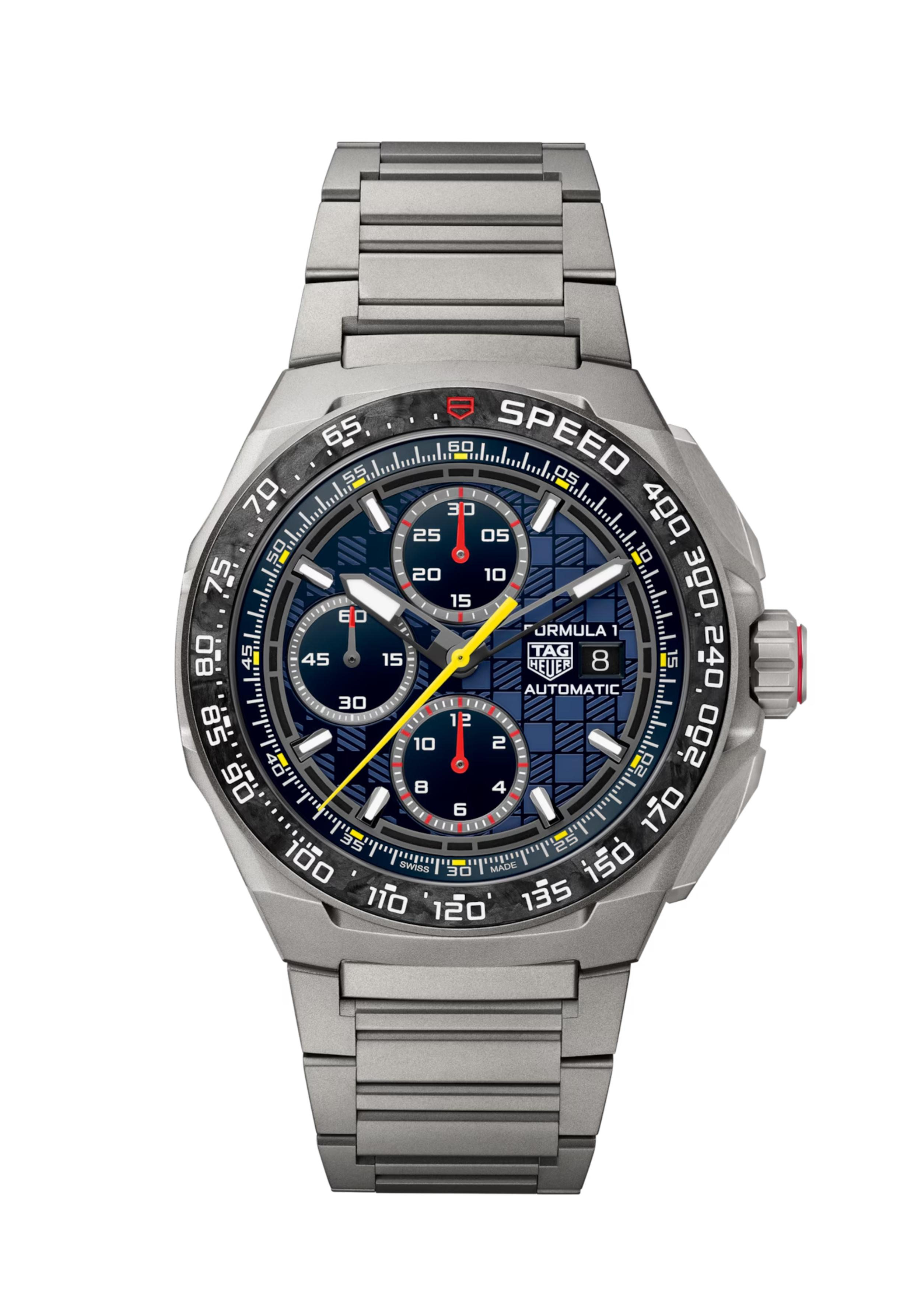 De TAG Heuer CBZ2082.FT8096 behoort tot de Formula 1 collectie.

Deze TAG Heuer Formule 1 Chronograaf, vervaardigd van ultralicht titanium, viert de samenwerking tussen TAG Heuer en Oracle Red Bull Racing. Dit 44 mm horloge, dat precisie, een gedurfd design en duurzame prestaties combineert, is gemaakt voor snelheidsduivels.

De opaalblauwe wijzerplaat is voorzien van een subtiel geblokt vlagmotief die het race DNA van Oracle Red Bull Racing weerspiegelen. Drie subdials met rode en witte accenten zorgen voor een goede afleesbaarheid, terwijl rhodium-geplateerde wijzers en Super-LumiNova®-indexen de afleesbaarheid voorop stellen.

Deze 44 mm chronograaf is gemaakt van gezandstraald grade 2 titanium  en wordt aangestuurd door het automatische Calibre 16. Het horloge heeft een vaste zwarte en grijze carbon tachometer lunette en is waterbestendig tot 200 meter.

De titanium grade 2 band combineert een robuuste constructie met lichtgewicht comfort. Een vouwsluiting met veiligheidsdrukknoppen en verlengschakel zorgt voor veilig dragen, zelfs onder druk.