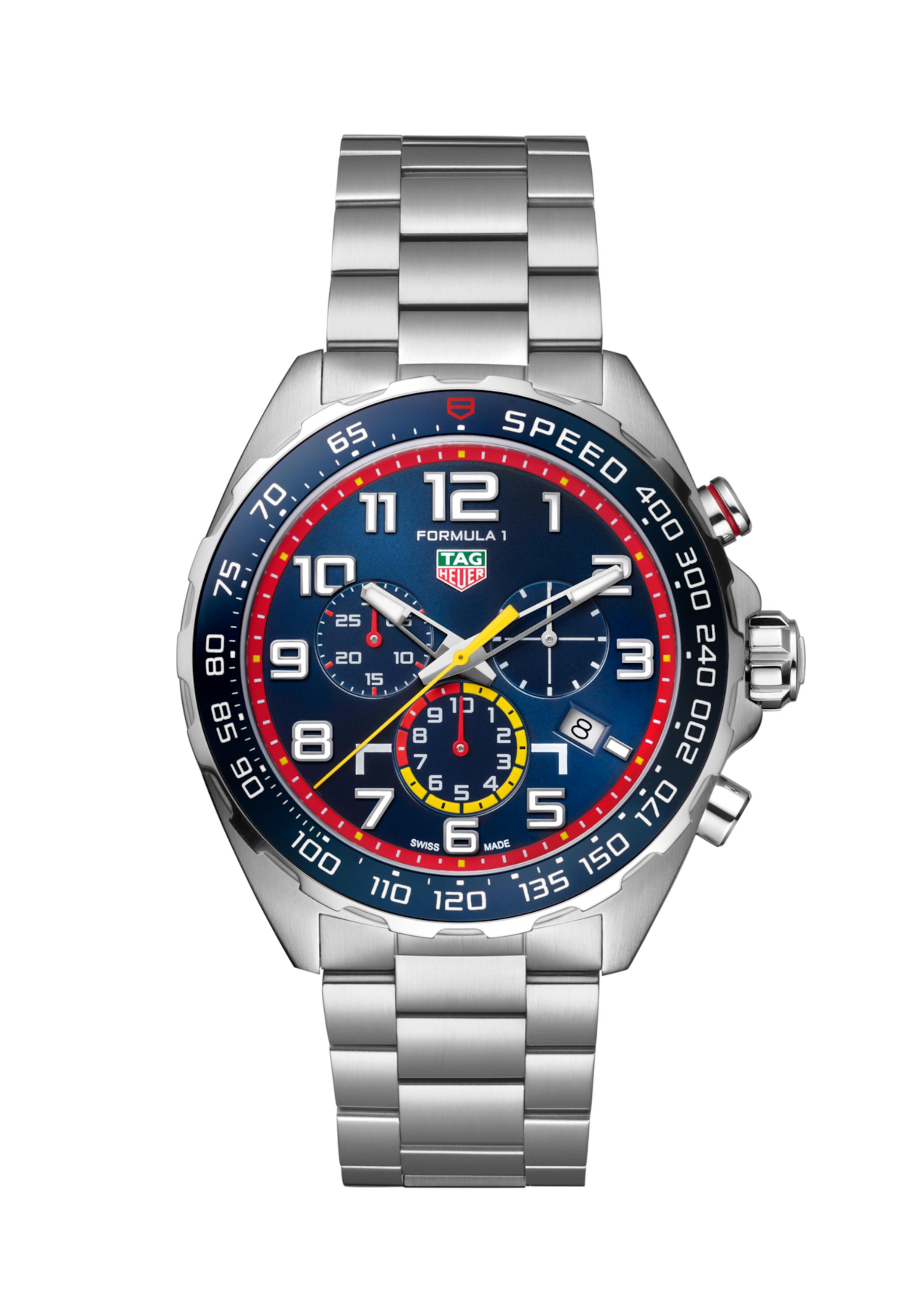 Dit TAG Heuer horloge behoort tot de Formula 1 collectie en is een Red Bull Racing Special Edition. 
Referentienummer: CAZ101AL.BA0842

De TAG Heuer Formula 1 Red Bull Racing Special Edition is onderdeel van een unieke samenwerking en is klaar om vooruit te brullen en het tempo te bepalen. Deze dynamische chronograaf is een passend eerbetoon aan twee energieke leiders in hun vakgebied en een echte uitdager.

Met een energieke blauwe wijzerplaat met highlights in rood en geel en een stevige stalen kast van 43 mm die bestand is tegen 200 m, staat deze chronograaf op poleposition. Dit dynamische horloge wordt beveiligd door een stalen band met TAG Heuer-gravering en een dubbel veiligheidssysteem en wordt geleverd met een pilotenverlenging. Klaar om te racen.

Deze Special Edition viert de samenwerking tussen TAG Heuer en Red Bull Racing met een unieke verpakking en een speciale gravering op de achterkant van de kast.

Uw TAG Heuer horloge is 24 maanden na aankoop beschermd onder fabricage garantie. De duur van de garantieperiode van 2 jaar kan worden verlengd naar 5 jaar. Om dit te doen, nodigen wij u uit om een account aan te maken of in te loggen op uw MyTAGHeuer online account en vervolgens uw horloge te registreren. U ontvangt dan een gratis garantieverlenging van 3 jaar.