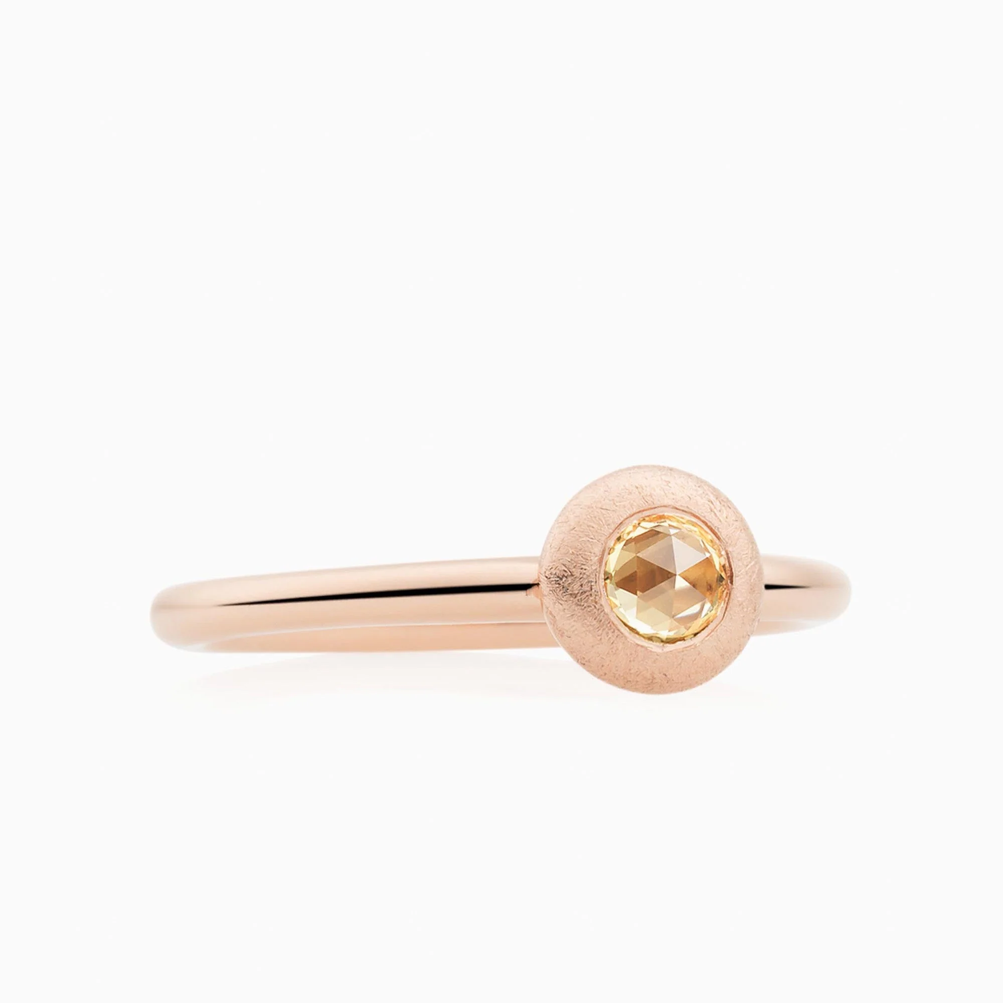 Deze elegante Full Circle ring van 18 karaat roségoud is gezet met een zachte gele Madagascar saffier. Het tijdloze ontwerp maakt de ring perfect voor elke gelegenheid, met referentienummer 2RR4877SMR.