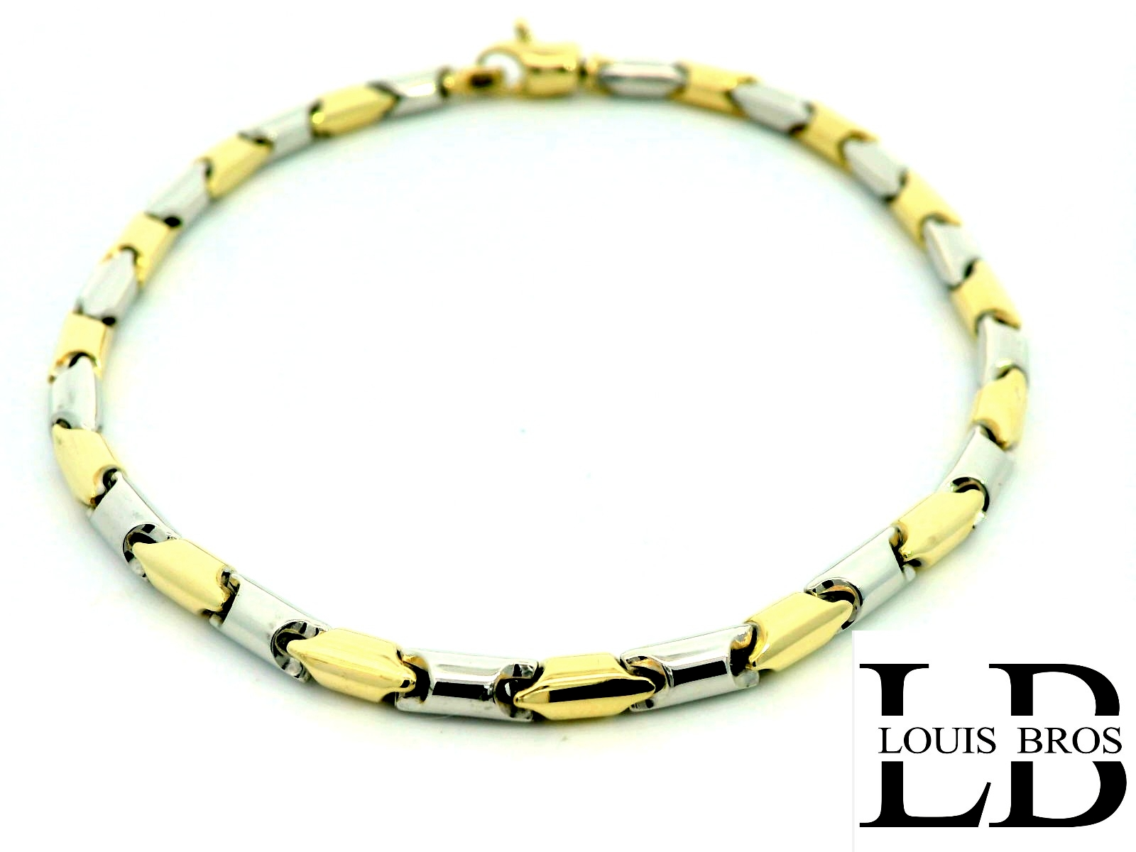 Deze prachtige armband is vervaardigd uit 14 karaat geel- en witgoud (6.67 gr) en straalt pure elegantie uit. Het verfijnde bicolor design geeft een moderne twist aan een klassiek sieraad, waardoor het zowel stijlvol als veelzijdig is.

De armband heeft een tijdloze uitstraling en kan moeiteloos gecombineerd worden met andere sieraden, zowel voor een alledaagse look als voor speciale gelegenheden. Dankzij de subtiele schittering en het luxueuze design is dit een must-have accessoire voor elke vrouw die houdt van chic en verfijnd.

Een sieraad dat niet alleen vandaag, maar ook in de toekomst zijn schoonheid behoudt – een blijvend symbool van klasse en elegantie.
De armband is verkrijgbaar in verschillende lengtes.