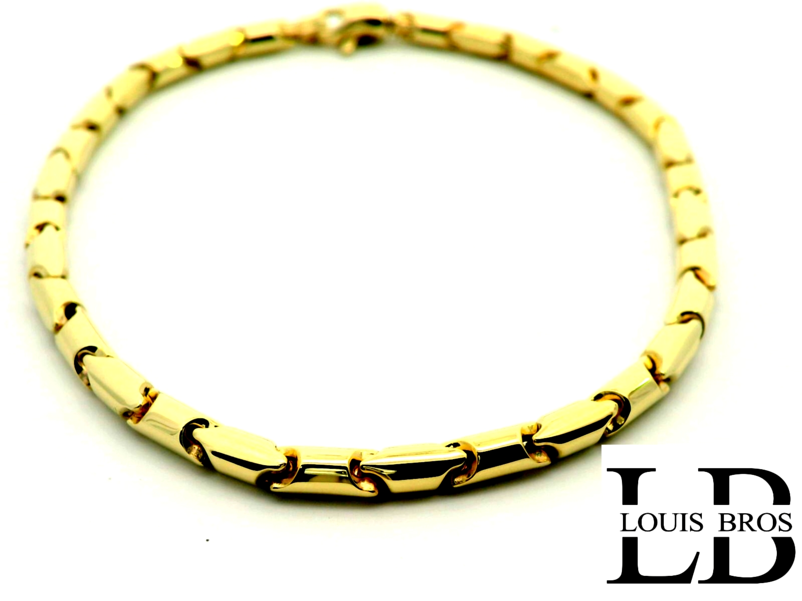 Ontdek de tijdloze schoonheid van deze exclusieve damesarmband, vervaardigd uit 14 karaat goud (6.70 gr) en uitsluitend verkrijgbaar bij Juwelier Louis Bros. Het verfijnde ontwerp combineert klassieke elegantie met een moderne, stijlvolle uitstraling, waardoor dit sieraad een onmisbaar onderdeel wordt van iedere sieradencollectie. De warme glans van het goud weerspiegelt pure klasse en maakt de armband geschikt voor zowel dagelijks gebruik als bijzondere gelegenheden. Als onderdeel van de exclusieve collectie van Juwelier Louis Bros staat dit juweel garant voor vakmanschap, kwaliteit en een vleugje luxe die generaties lang gekoesterd kan worden.
De armband is verkrijgbaar in verschillende lengtes!