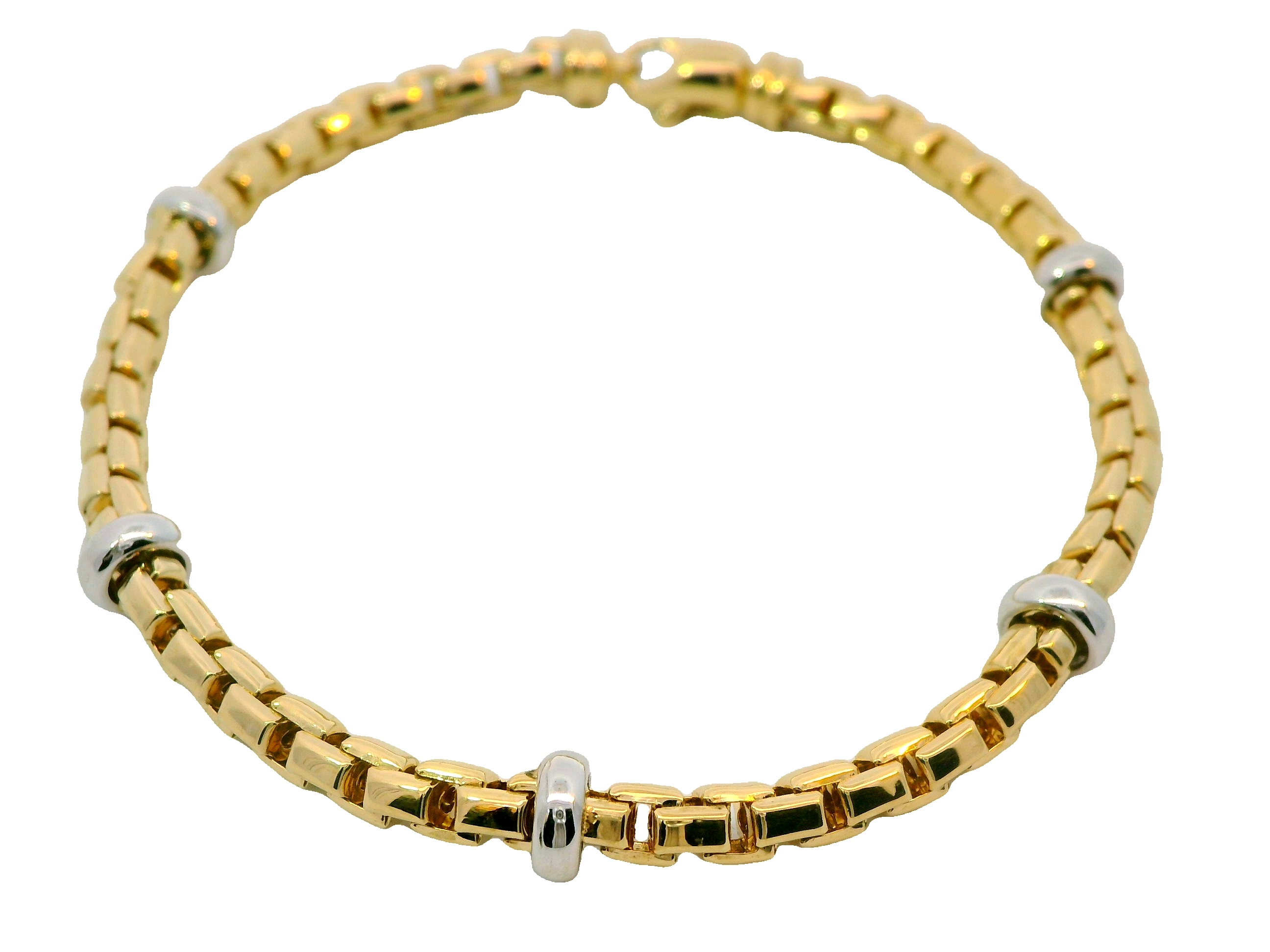 Deze prachtige armband is vervaardigd uit 14 karaat geel- en witgoud (9.40 gr) en straalt pure elegantie uit. Het verfijnde bicolor design geeft een moderne twist aan een klassiek sieraad, waardoor het zowel stijlvol als veelzijdig is.

De armband heeft een tijdloze uitstraling en kan moeiteloos gecombineerd worden met andere sieraden, zowel voor een alledaagse look als voor speciale gelegenheden. Dankzij de subtiele schittering en het luxueuze design is dit een must-have accessoire voor elke vrouw die houdt van chic en verfijnd.

Een sieraad dat niet alleen vandaag, maar ook in de toekomst zijn schoonheid behoudt – een blijvend symbool van klasse en elegantie.
De armband is verkrijgbaar in verschillende lengtes.