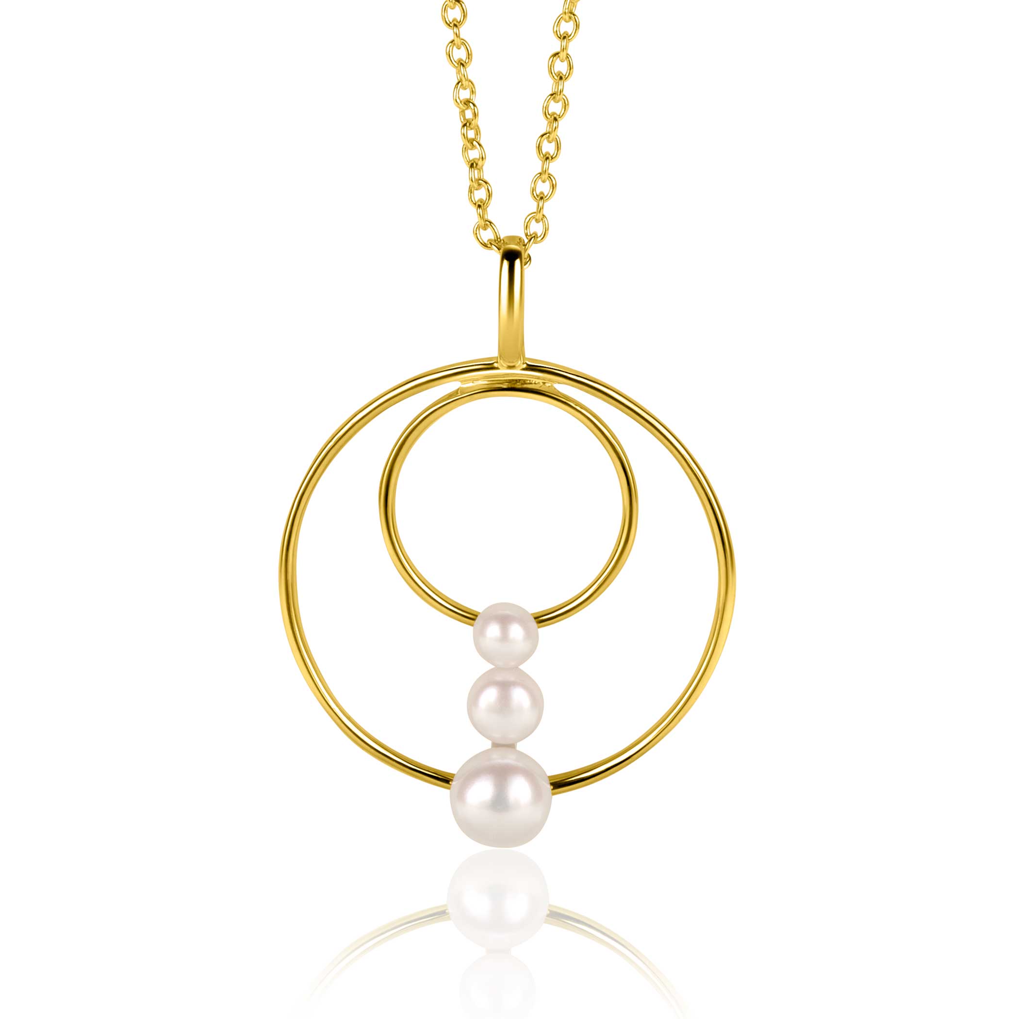 ZINZI gold plated zilveren ronde fantasie hanger (34mm) bezet met drie ronde witte zoetwaterparels. Vervaardigd van eerste gehalte zilver (925) en voorzien van een extra geel vergulding. De hanger is exclusief ketting geprijsd.