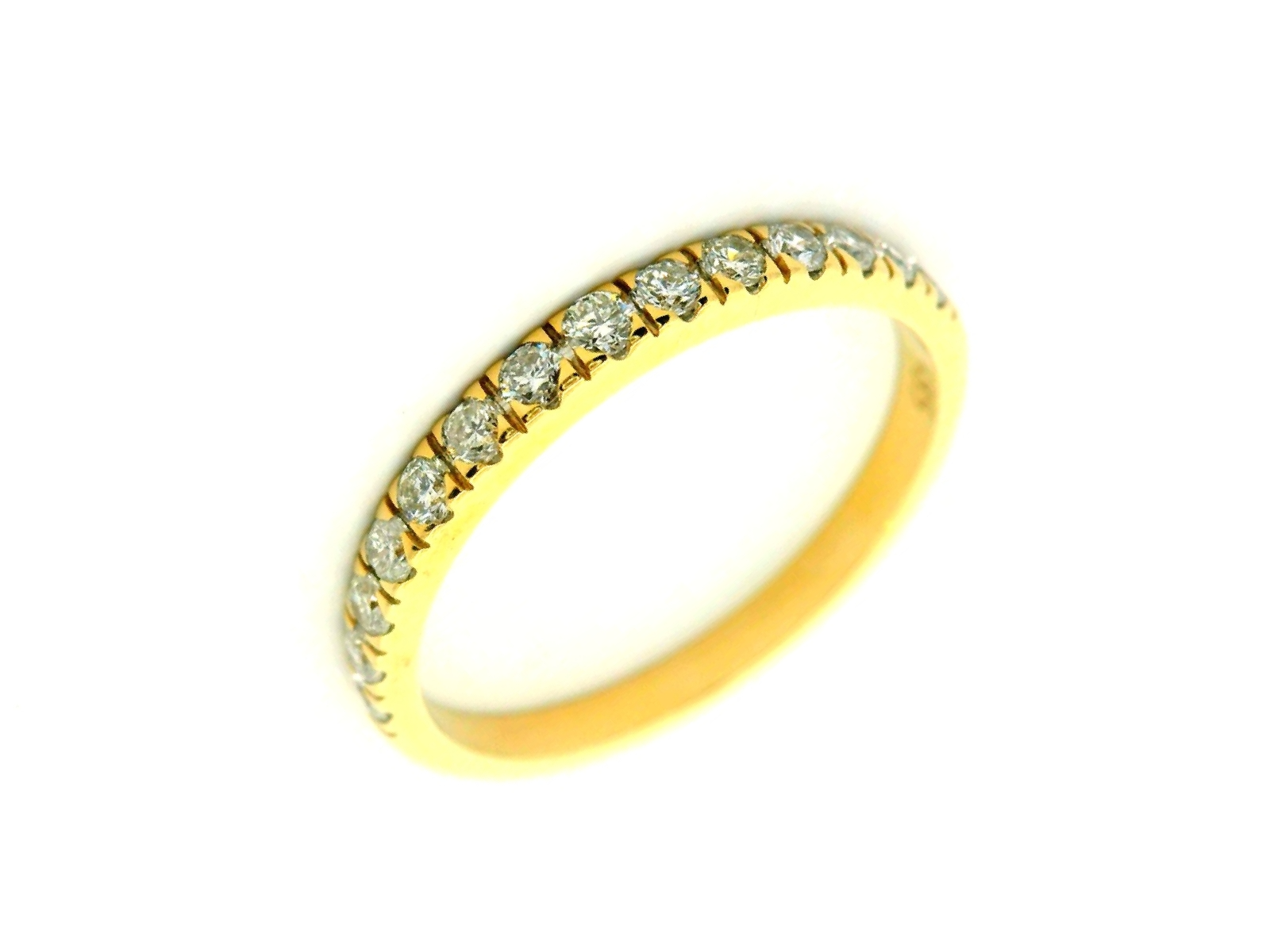 Deze alliance ring van Louis Bros is vervaardigd uit 14 karaat geelgoud (2.0 gr.) en is gezet met 14 briljant geslepen diamanten met een totaalgewicht van 0.35 ct.
De ring is verkrijgbaar in meerdere afmetingen.

Verkrijgbaar vanaf 0.10crt .
Leverbare goudkleuren: 14/18kts geelgoud, 14/18kts witgoud, 14/18kts roségoud en alle bicolor combinaties.