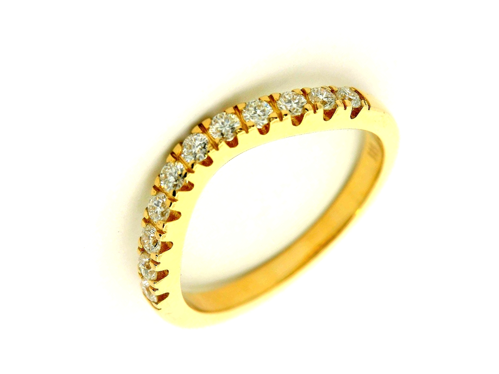 Deze schitterende ring is vervaardigd uit 14 karaat geelgoud (2.5 gr) en gezet met een rij sprankelende briljant geslepen diamanten. Het verfijnde design volgt elegant de vorm van de vinger en zorgt voor een subtiele, maar luxueuze uitstraling.

Dankzij de perfecte balans tussen het warme geelgoud en de fonkelende diamanten is deze ring een tijdloos sieraad dat bij elke gelegenheid gedragen kan worden. Ideaal als trouwring, aanschuifring of stijlvol accessoire om dagelijks te combineren.
Een prachtige keuze voor wie houdt van klasse, kwaliteit en tijdloze elegantie.
De ring is verkrijgbaar in meerdere afmetingen.