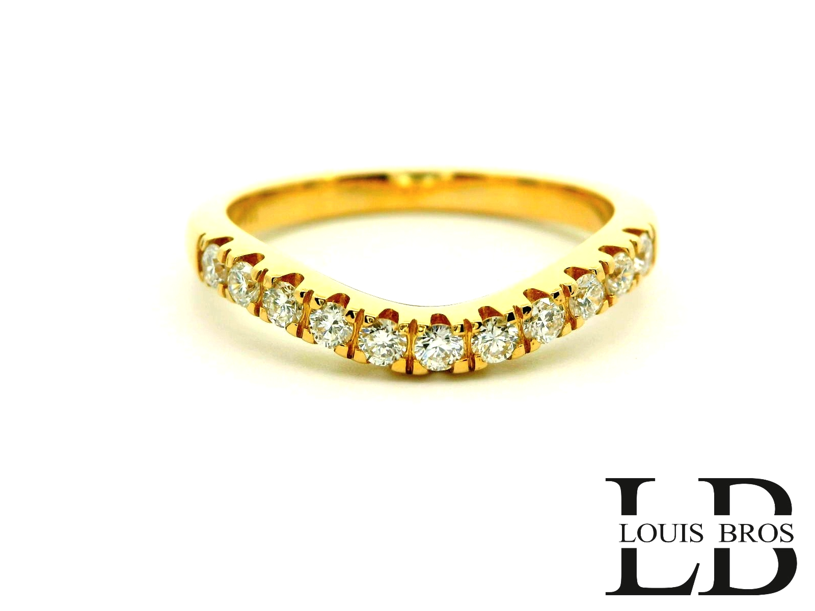 Deze schitterende ring is vervaardigd uit 14 karaat geelgoud (2.5 gr) en gezet met een rij sprankelende briljant geslepen diamanten. Het verfijnde design volgt elegant de vorm van de vinger en zorgt voor een subtiele, maar luxueuze uitstraling.

Dankzij de perfecte balans tussen het warme geelgoud en de fonkelende diamanten is deze ring een tijdloos sieraad dat bij elke gelegenheid gedragen kan worden. Ideaal als trouwring, aanschuifring of stijlvol accessoire om dagelijks te combineren.
Een prachtige keuze voor wie houdt van klasse, kwaliteit en tijdloze elegantie.
De ring is verkrijgbaar in meerdere afmetingen.