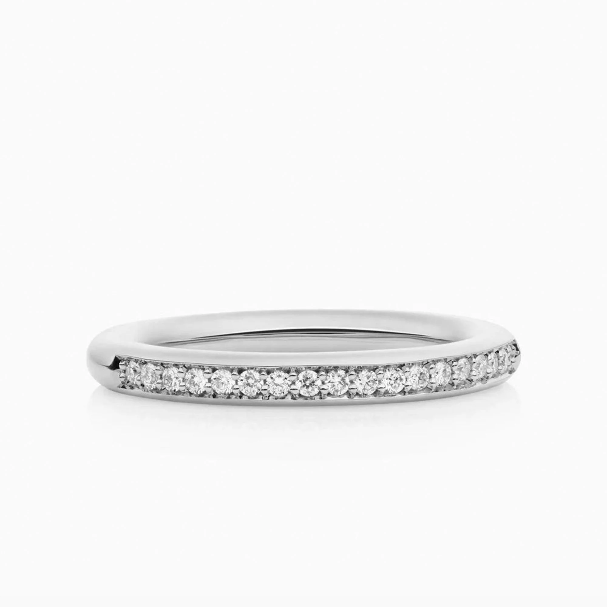 Een verfijnde aanschuifring van 18 karaat witgoud, bezet met fonkelende witte diamanten van hoge kwaliteit en perfect om te combineren of solo te dragen. Het referentienummer van deze ring is 8RW4593BR.