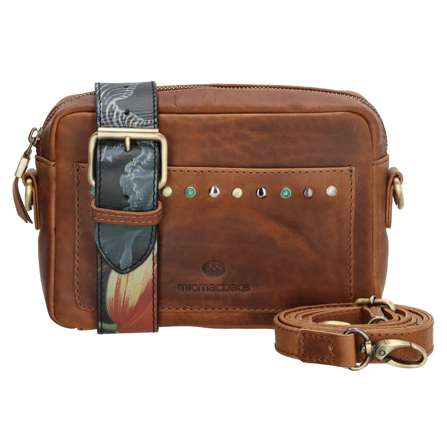 Deze te leuke schoudertas komt uit de Masterpiece collectie van Micmacbags. De tas is helemaal uniek door de leuke steentjes op de voorzijde van de tas. Je draagt de tas aan de verstelbare en afneembare schouderband. Ook zit er een extra schouderband bij met een leuk patroon. Zo tover jij je tas snel om, en draag je hem bij meerdere outfits. De tas heeft zes opbergvakken waaronder een telefoonvak. Ben jij niet helemaal verliefd geworden op deze parel?

De Masterpiece collectie van Micmacbags is geïnspireerd op het kunstwerk 'Bloemen en een horloge' van de stillevenschilder Abraham Mignon. Met de Masterpiece collectie wordt een stukje kunst aan jou doorgegeven! De tassen en portemonnees zijn gemaakt van onze cow pull up, een sterke leersoort die alleen maar mooier wordt door het te gebruiken.

De eigenschappen van de schoudertas zijn:

Verstelbare schouderband
Extra schouderband met print 
Zes opbergvakken
Telefoonvak