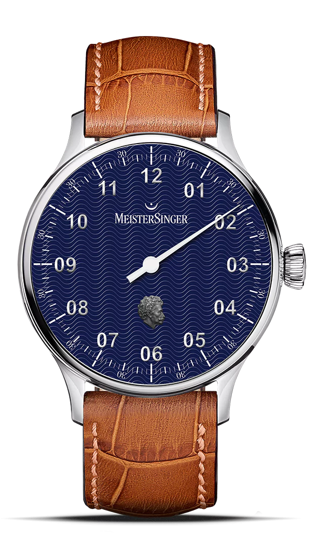 Edition  Pangaea 200 jaar Johann Strauss.
Gelimiteerd tot 125 stuks.( dit is nummer 100) Dit horloge wordt gekenmerkt door een ongebruikelijk ontwerp van de wijzerplaat: een fijne, golfachtige oppervlaktestructuur doet denken aan de loop van de Donau – als een visuele echo van zijn beroemdste compositie. Boven de 6 uur-positie staat een zilverkleurig portret van Johann Strauss, discreet geïntegreerd maar duidelijk herkenbaar. De zilverkleurige cijfers zijn ook netjes aangebracht en voegen nog een laag toe aan de wijzerplaat.