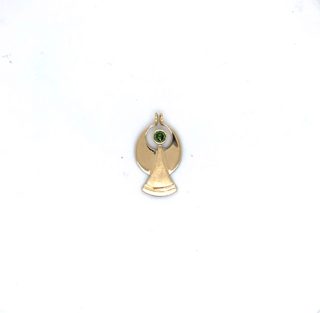 Der Anhänger Schutzengel aus Gelbgold 750/ooo mit brillantgrünem Detail bietet hochwertige Materialien und ein elegantes Design. Es handelt sich um einen stilvollen Anhänger, der perfekt auf einer feinen Halskette getragen werden kann, um jedem Outfit einen Hauch von Eleganz zu verleihen. Ideal für den täglichen Gebrauch oder besondere Anlässe.