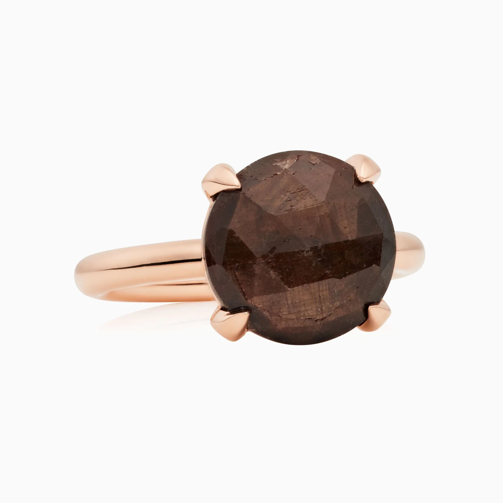 Deze 18-karaats roségouden Catch ring met een 8 mm schaakbord geslepen bruine saffier straalt warme elegantie uit. Het ontwerp van Bron Jewelry is te herkennen aan het referentienummer 8RR4783BSB.