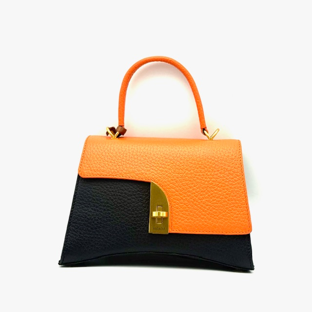 Luxe Handgemaakte Tas uit Italië – Designer Look zonder de Designer Prijs

Wil jij de uitstraling van een top designer tas, maar wil je niet duizenden euro’s betalen? Ontdek de handgemaakte tassen van Arcdia – rechtstreeks uit het Italiaanse Corropoli, waar vakmanschap en stijl samenkomen. Deze prachtige tas combineert Italiaans design met hoogwaardige materialen en oog voor detail.

Met een tijdloos ontwerp is dit model een echte eyecatcher voor jouw outfit – perfect voor zowel dagelijks gebruik als speciale gelegenheden.

Kenmerken van deze luxe tas:

Hoogwaardige, met de hand vervaardigde afwerking

Stevig handvat én een afneembare, verstelbare schouderband

Ruim binnenvak met veilige ritssluiting

Elegant draaiend slot aan de voorzijde

Beschermende pootjes aan de onderzijde

Verkrijgbaar in meerdere kleuren

Afmetingen:

Hoogte: 17 cm

Breedte: 24 cm

Diepte: 10 cm

Deze Italiaanse design tas is ideaal voor wie op zoek is naar stijl, kwaliteit én betaalbaarheid. Arcdia staat voor authentiek vakmanschap – rechtstreeks uit Italië, zonder tussenpersonen of torenhoge prijzen.

Bestel vandaag nog jouw Arcdia tas en ervaar luxe voor een eerlijke prijs.