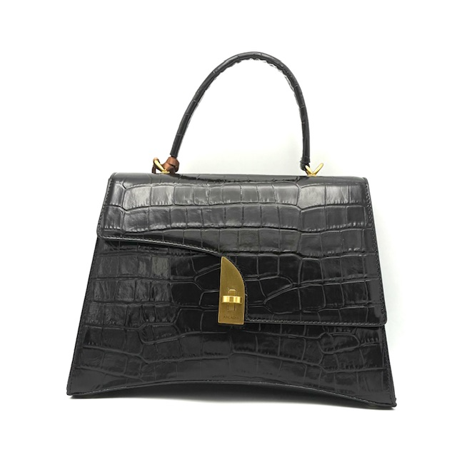 Luxe Handgemaakte Tas uit Italië – Designer Look zonder de Designer Prijs

Wil jij de uitstraling van een top designer tas, maar wil je niet duizenden euro’s betalen? Ontdek de handgemaakte tassen van Arcdia – rechtstreeks uit het Italiaanse Corropoli, waar vakmanschap en stijl samenkomen. Deze prachtige tas combineert Italiaans design met hoogwaardige materialen en oog voor detail.

Met een tijdloos ontwerp is dit model een echte eyecatcher voor jouw outfit – perfect voor zowel dagelijks gebruik als speciale gelegenheden.

Kenmerken van deze luxe tas:

Hoogwaardige, met de hand vervaardigde afwerking

Stevig handvat én een afneembare, verstelbare schouderband

Ruim binnenvak met veilige ritssluiting

Elegant draaiend slot aan de voorzijde

Beschermende pootjes aan de onderzijde

Verkrijgbaar in meerdere kleuren

Afmetingen:

Hoogte: 24 cm

Breedte: 33 cm

Diepte: 14 cm

Deze Italiaanse design tas is ideaal voor wie op zoek is naar stijl, kwaliteit én betaalbaarheid. Arcdia staat voor authentiek vakmanschap – rechtstreeks uit Italië, zonder tussenpersonen of torenhoge prijzen.

Bestel vandaag nog jouw Arcdia tas en ervaar luxe voor een eerlijke prijs.