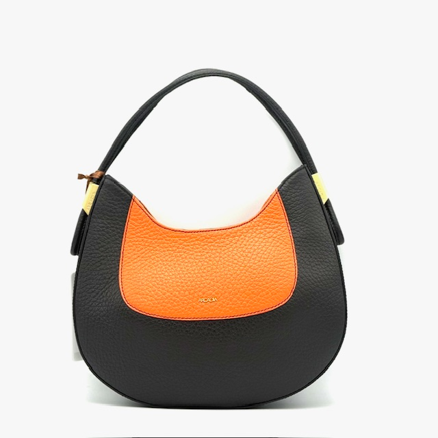 Arcdia Handgemaakte Italiaanse Tas – Luxe Designer Look, Zonder het Designer Prijskaartje

Op zoek naar een tas met de uitstraling van een designer tas, maar zonder het prijskaartje van duizenden euro’s? Maak kennis met de handgemaakte tassen van Arcdia – rechtstreeks uit het ambachtelijke Corropoli, Italië. Deze prachtige tas biedt stijl, kwaliteit en functionaliteit in één, perfect voor de modebewuste vrouw van nu.

Met een elegant ontwerp, hoogwaardig Italiaans vakmanschap en subtiele luxe details is dit model een echte eyecatcher voor elke outfit.

Kenmerken van deze stijlvolle handtas:

Handgemaakt in Italië van hoogwaardige materialen

Vaste schouderband voor kort dragen

Afneembare, lange schouderriem voor crossbody of over de schouder

Groot binnenvak met ritssluiting voor al je essentials

Luxe bovenrits voor extra veiligheid

Subtiel en verfijnd logo op de voorzijde

Tijdloos design dat jarenlang meegaat

Afmetingen:

Hoogte: 20 cm

Breedte: 30 cm

Diepte: 6 cm

Deze betaalbare designer-look tas van Arcdia is ideaal voor zowel dagelijks gebruik als bijzondere gelegenheden. Combineer moeiteloos stijl en comfort, en investeer in een tas die klasse uitstraalt zonder in te leveren op praktisch gebruik.

Waarom kiezen voor Arcdia?

Authentiek Italiaans vakmanschap

Designer stijl zonder hoge prijs

Duurzame kwaliteit

Beperkt en uniek aanbod

Bestel jouw Arcdia tas vandaag nog en straal Italiaanse elegantie uit – elke dag opnieuw.